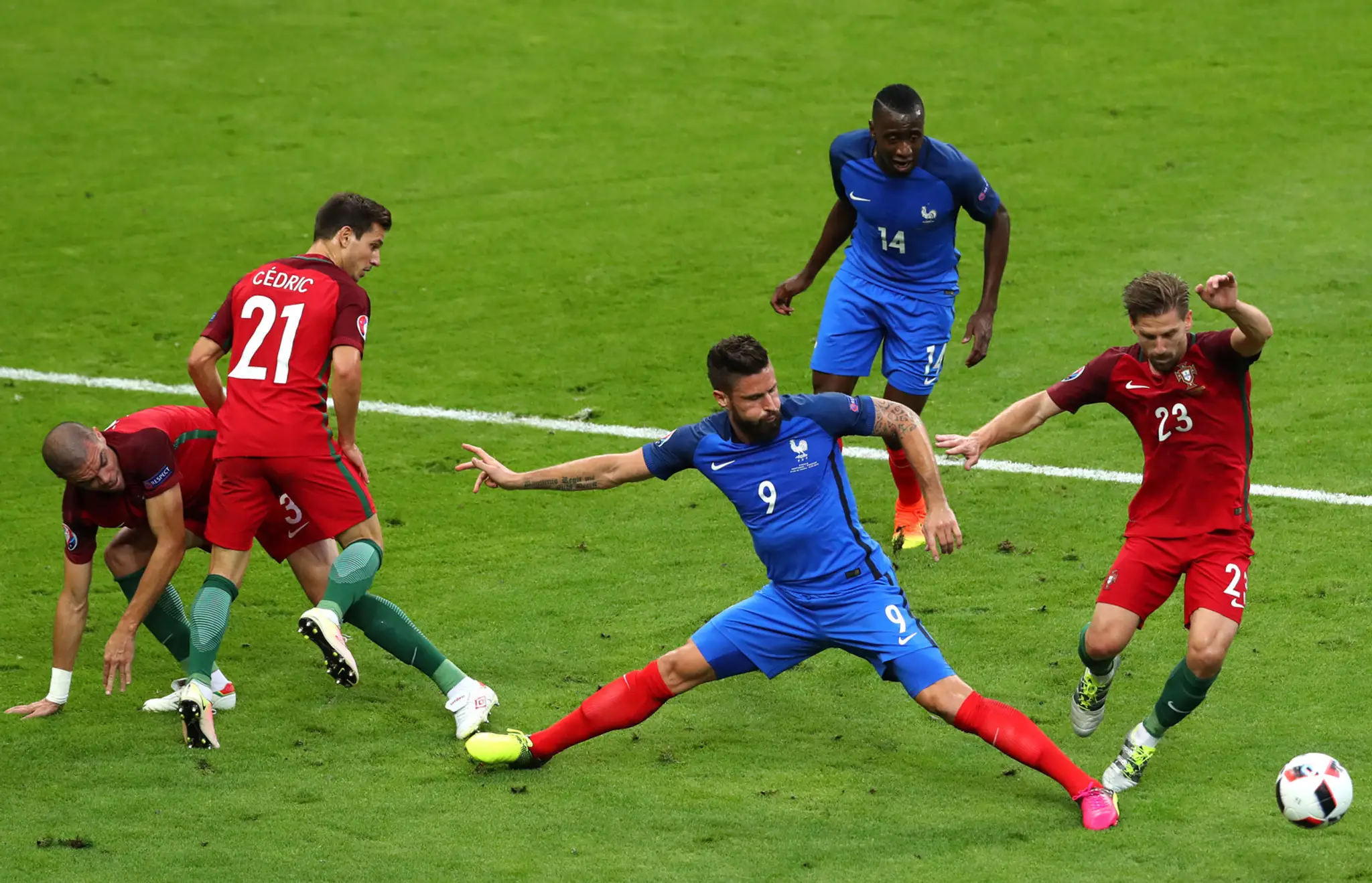 V drsnej konfrontácii Francúz Olivier Giroud (v modrom) proti Portugalčanovi Adrienovi Silvovi vo finále ME.