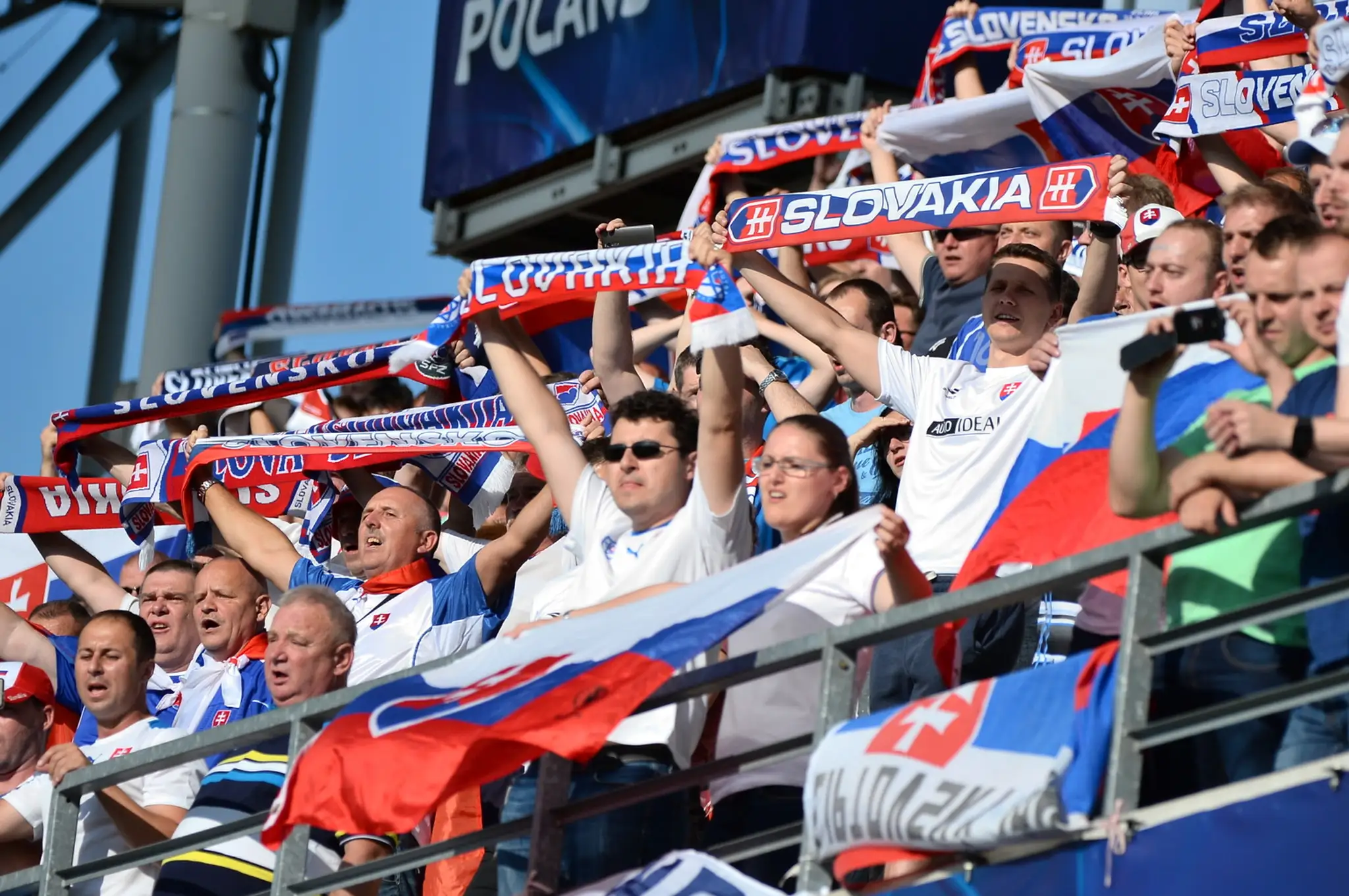 Slovenskí fanúšikovia počas zápasu Slovensko U21 - Anglicko U21..jpg