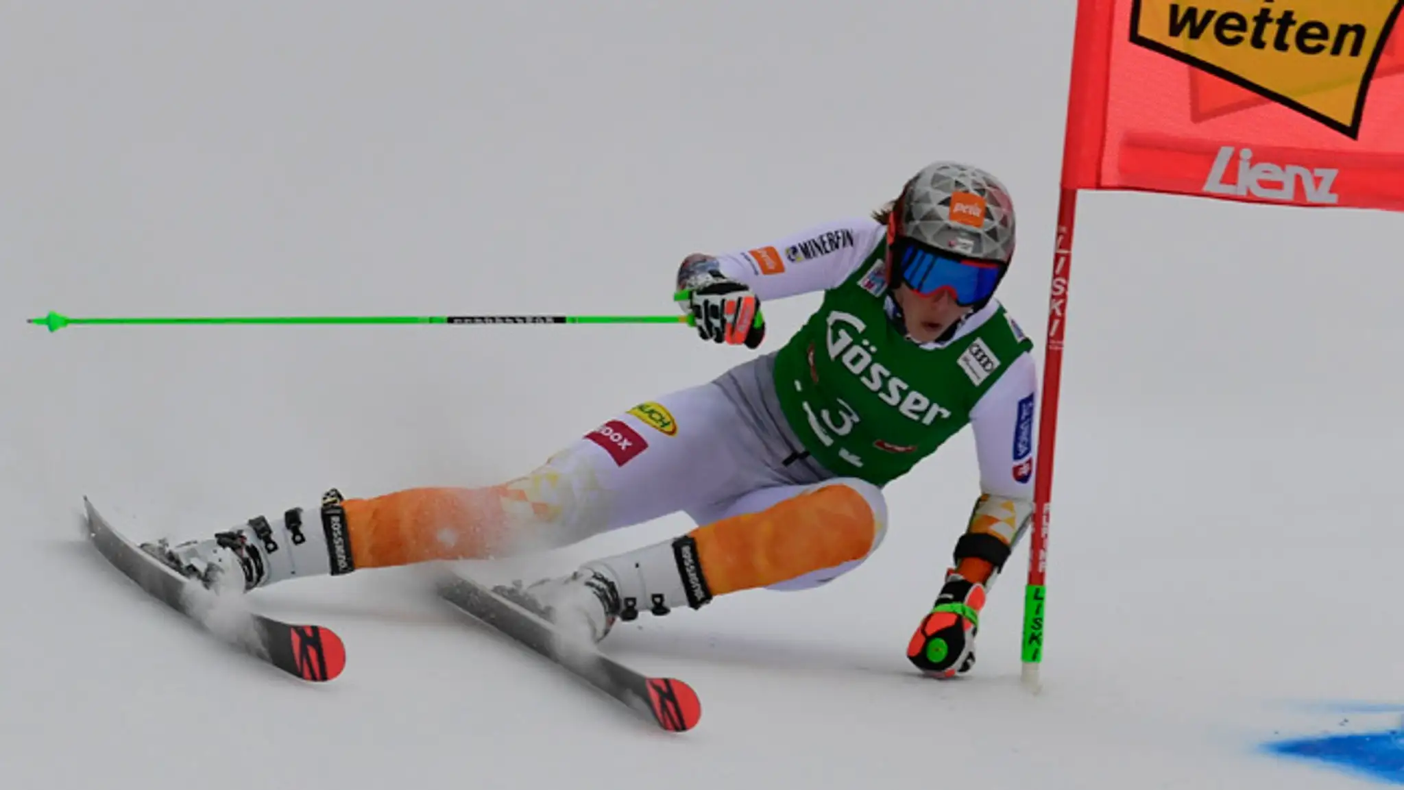 Petra Vlhová počas obrovského slalomu v rakúskom Lienzi.