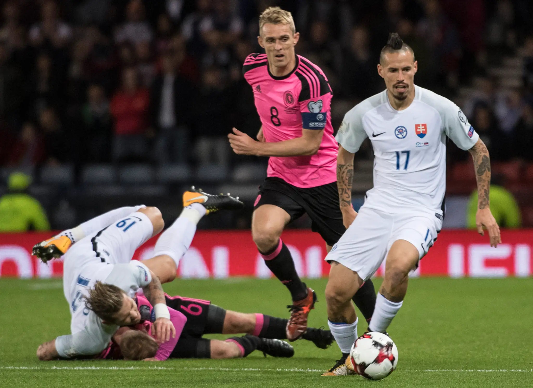 James Forrest (vľavo) zo Škótska drží loptu pred Tomášom Hubočanom v kvalifikácii MS 2018.