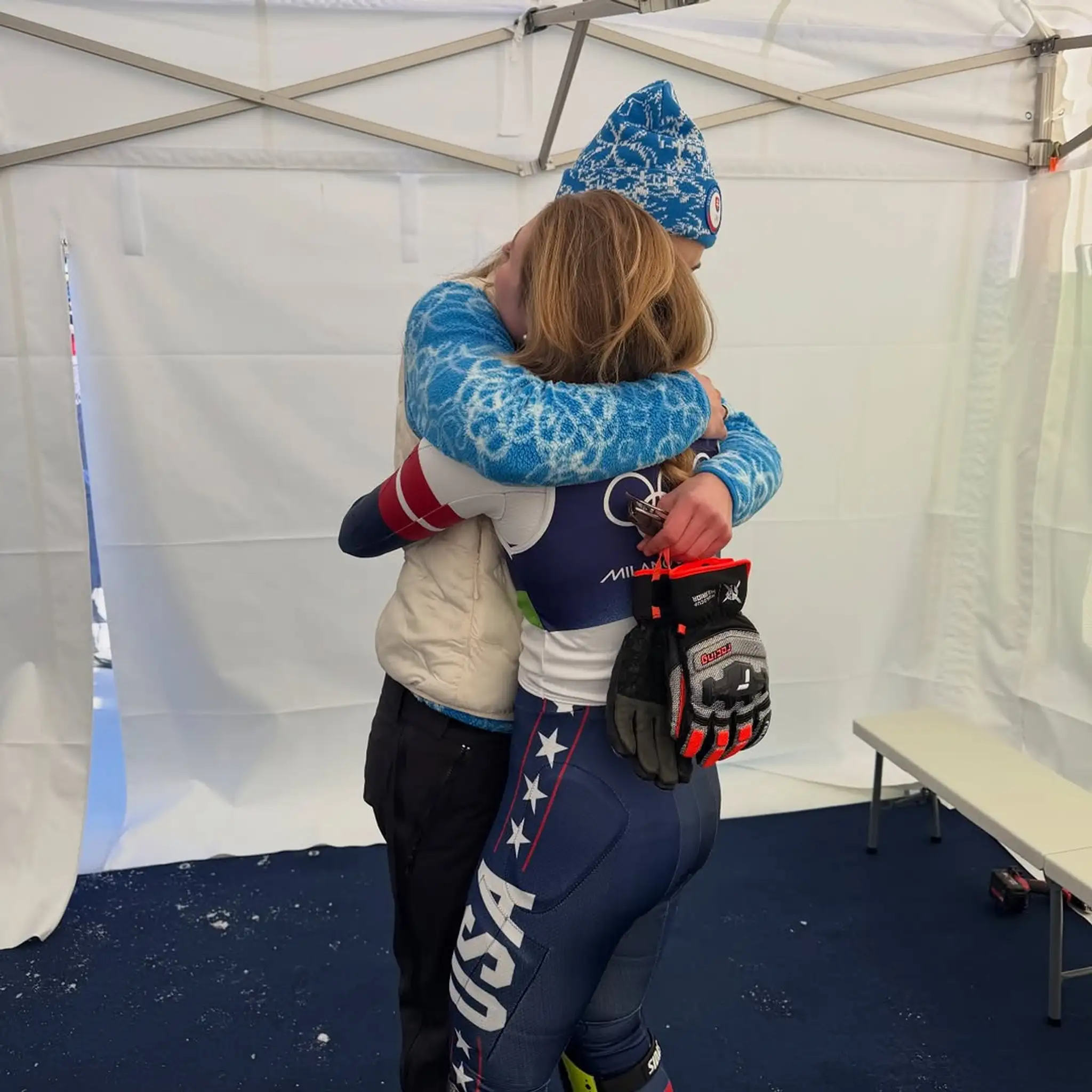 Spoločná oslava Mikaely Shiffrinovej a Petry Vlhovej po olympijskom slalome.
