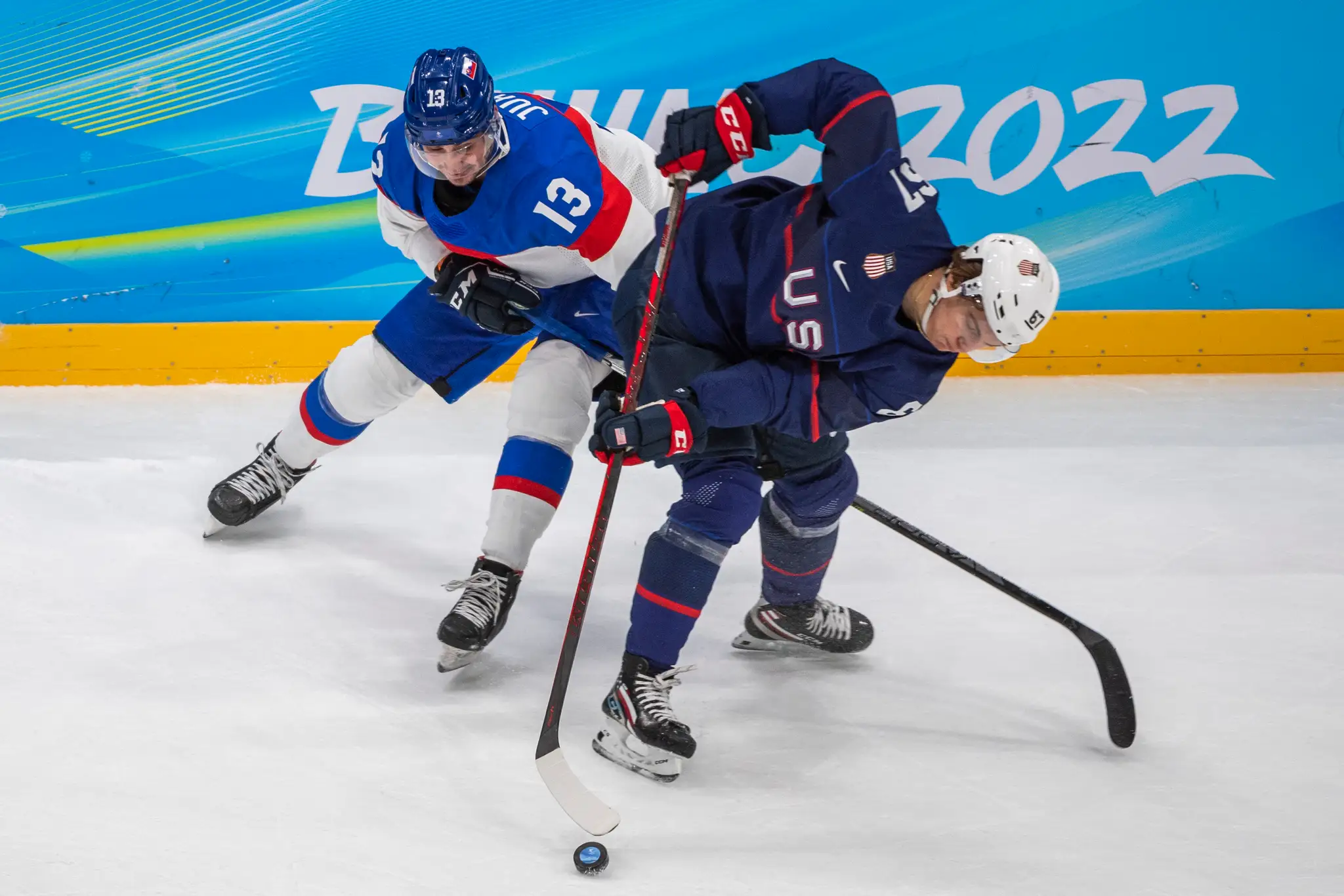 Zľava Tomáš Jurčo a hráč USA Matt Knies vo štvrťfinále ZOH 2022.