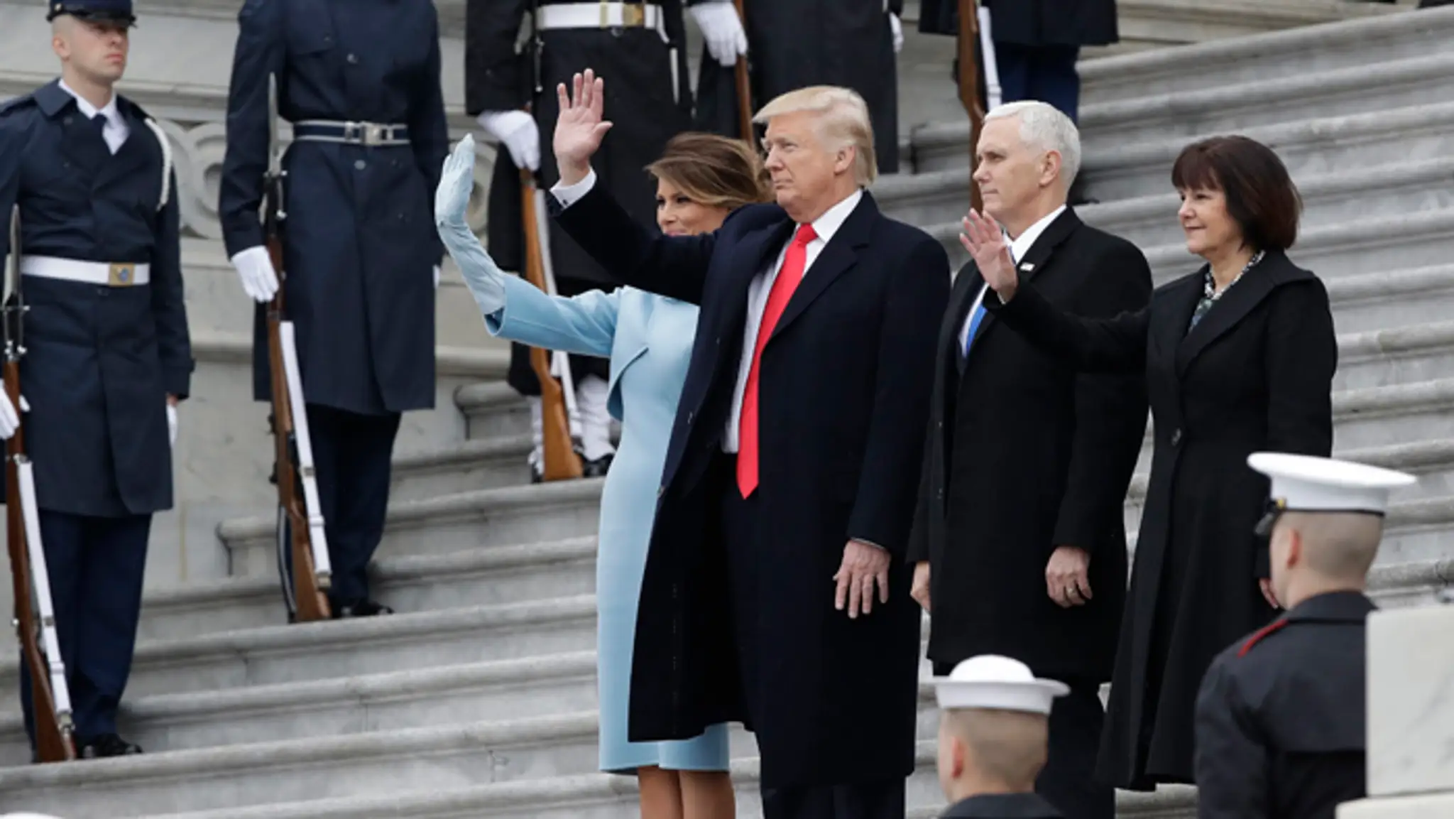 Donald Trump s manželkou Melaniou, viceprezident Mike Pence s manželkou Karen.