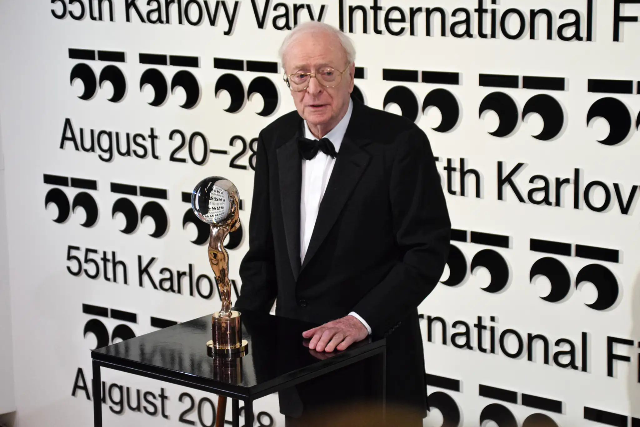 Sir Michael Caine si na 55. ročníku MFF KV prevzal Krištáľový glóbus za mimoriadny umelecký prínos do svetovej kinematografie