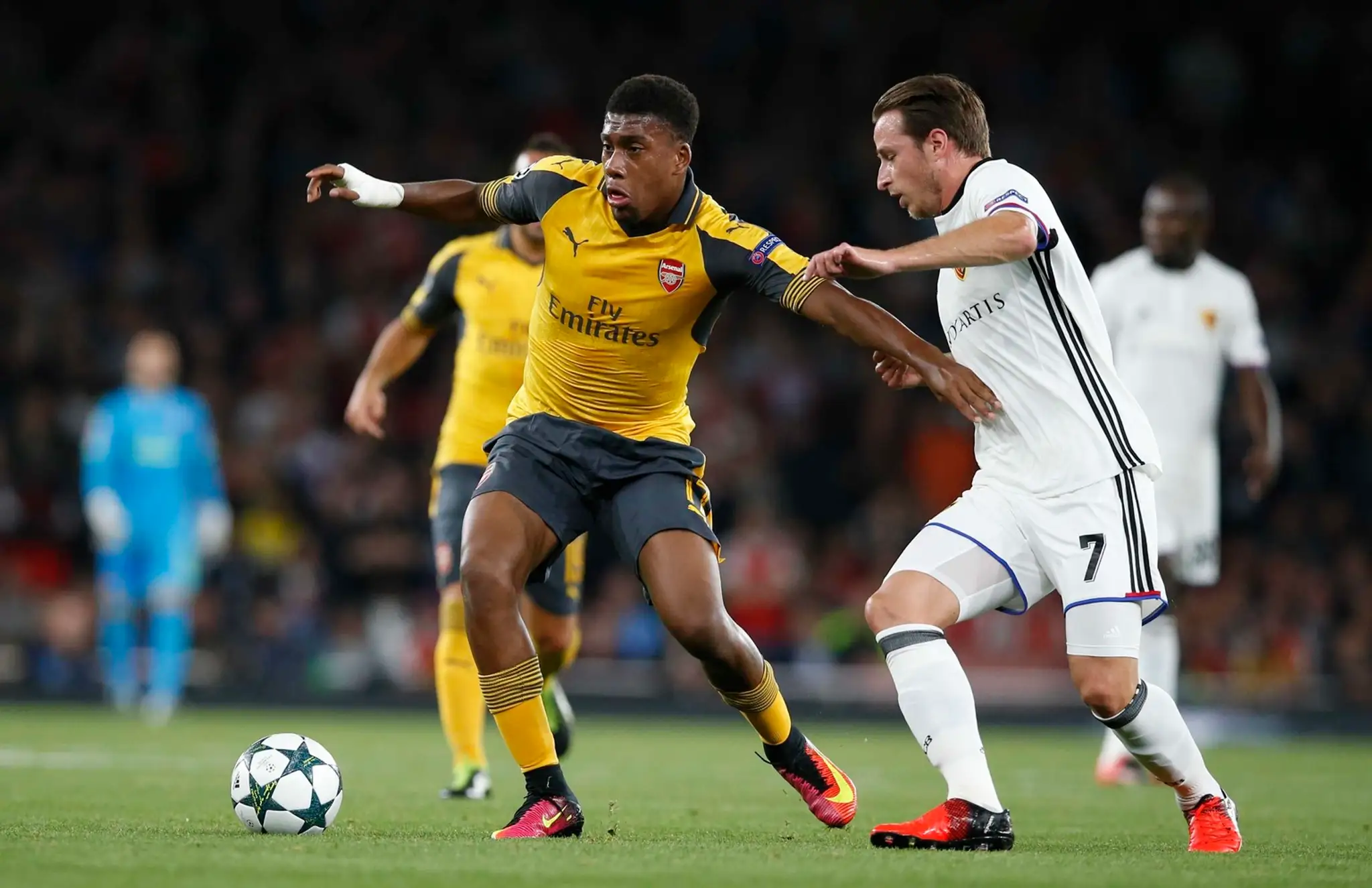 Mladík Arsenalu Alex Iwobi (vľavo) v súboji s Lucom Zuffim v dueli LM proti FC Bazilej.