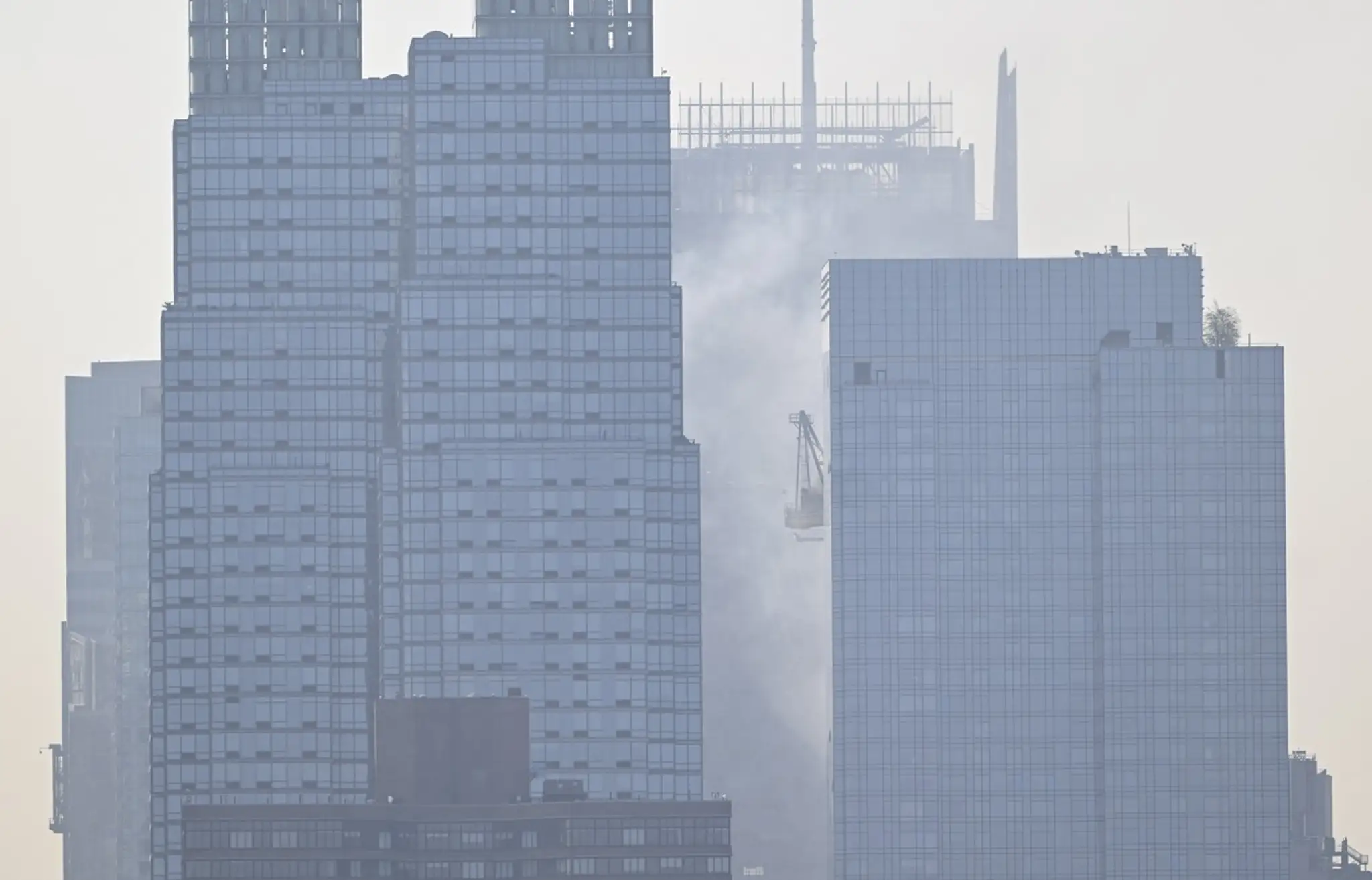 V New Yorku sa zrútila časť obrovského žeriava.