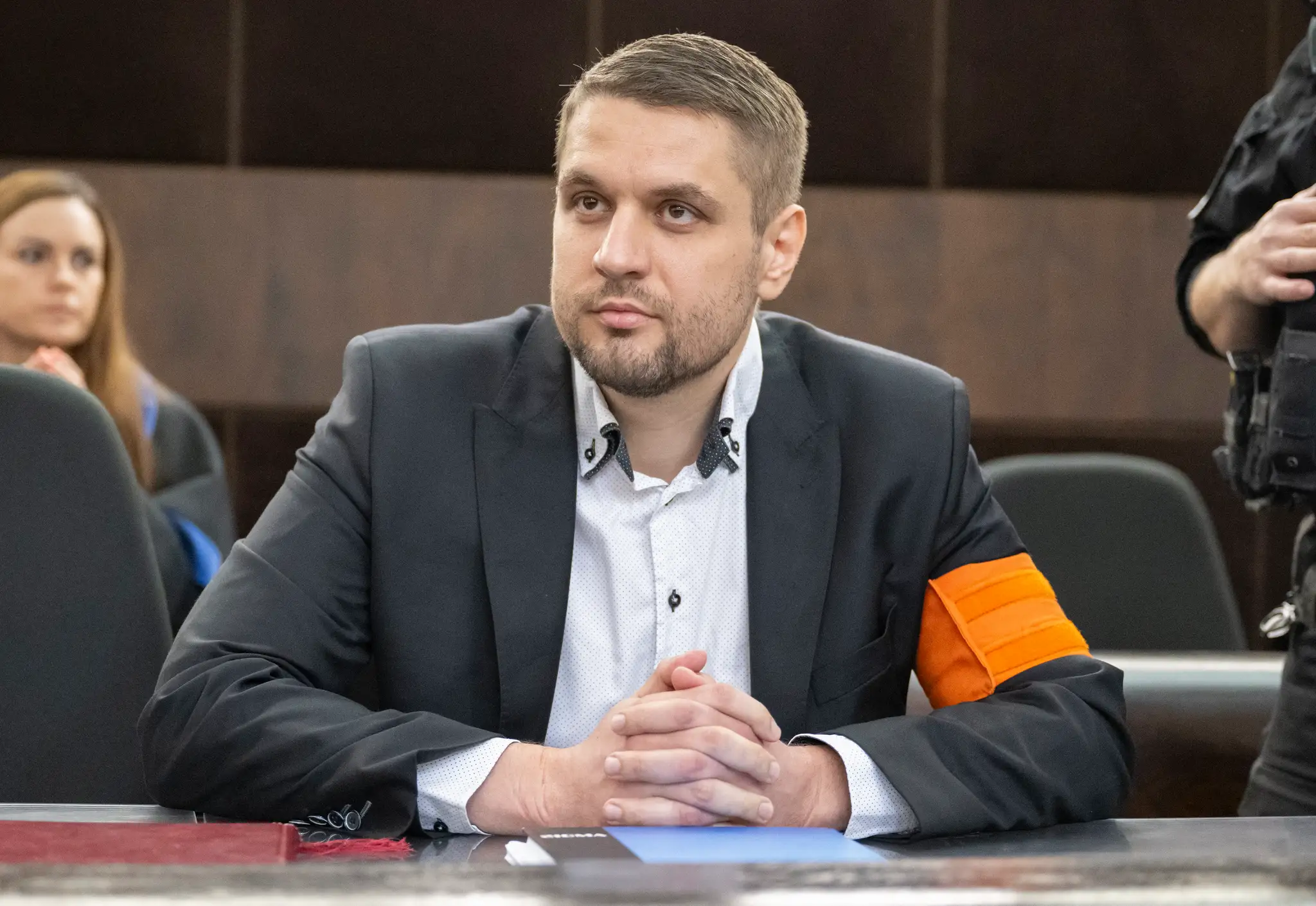 Na snímke obžalovaný Adam Puškár sedí v súdnej sieni.