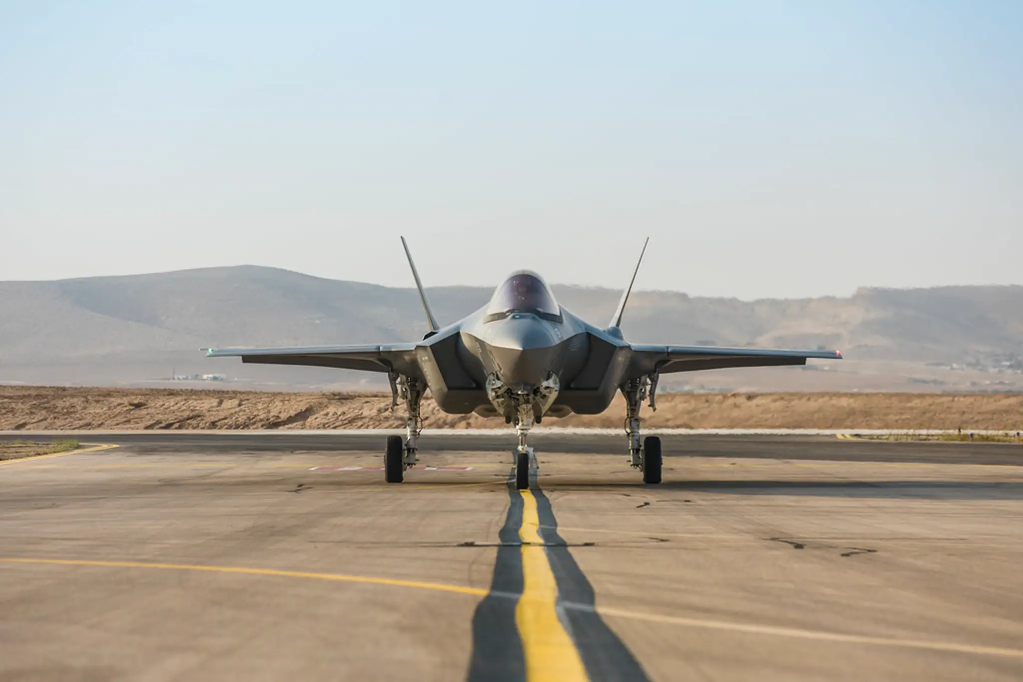 Izraelská stíhačka F-35I Adir na pristávacej dráhe