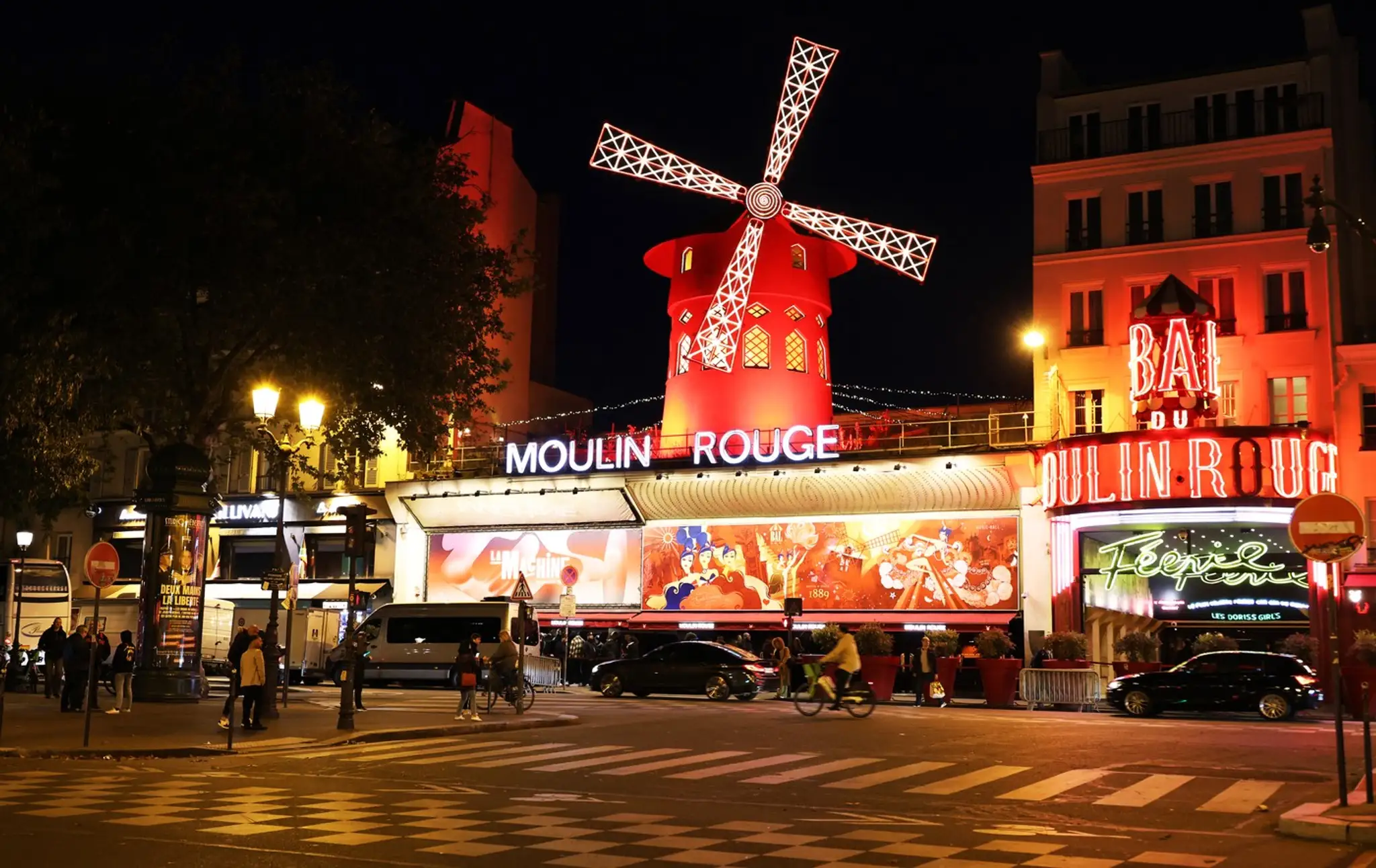 Kabaret Moulin Rouge prišiel o krídla z mlyna.