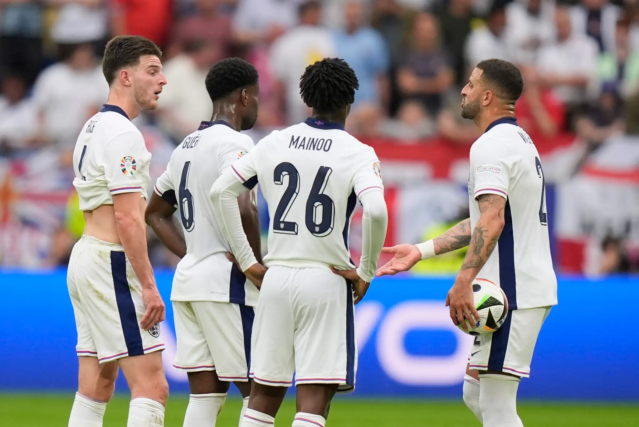 Sprava Angličania Kyle Walker, Kaine Mainno, Marc Guehi a Declan Rice reagujú v osemfinále ME 2024 proti Slovensku.