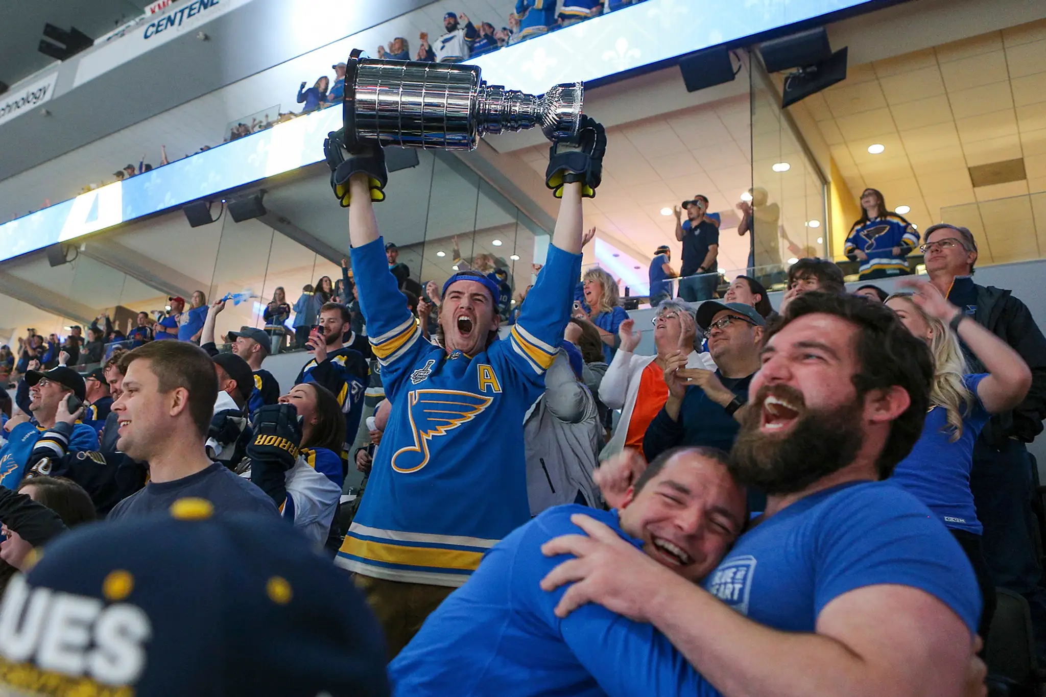 Fanúšikovia St. Louis oslavujú zisk Stanleyho pohára.