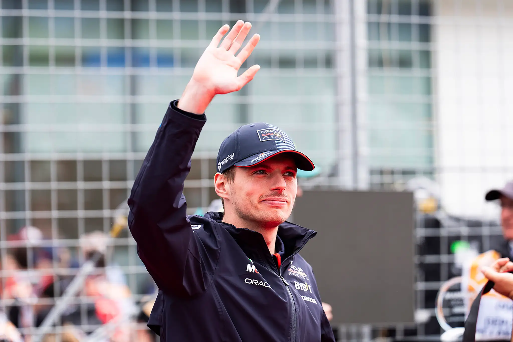 Holanďan Max Verstappen z Red Bullu zdraví fanúšikov.