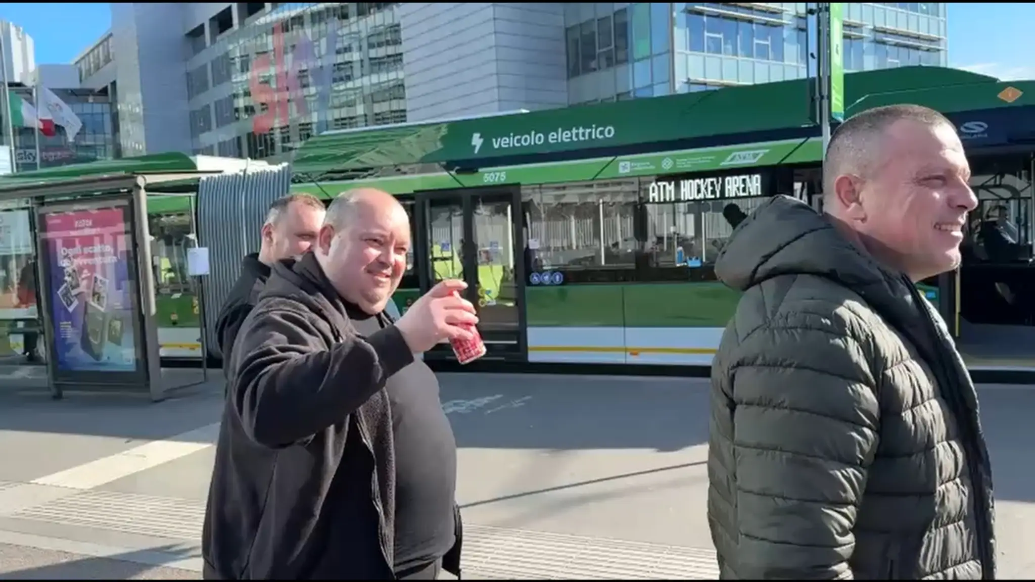 Slovenskí a nemeckí fanúšikovia na ceste na štadión v Miláne.