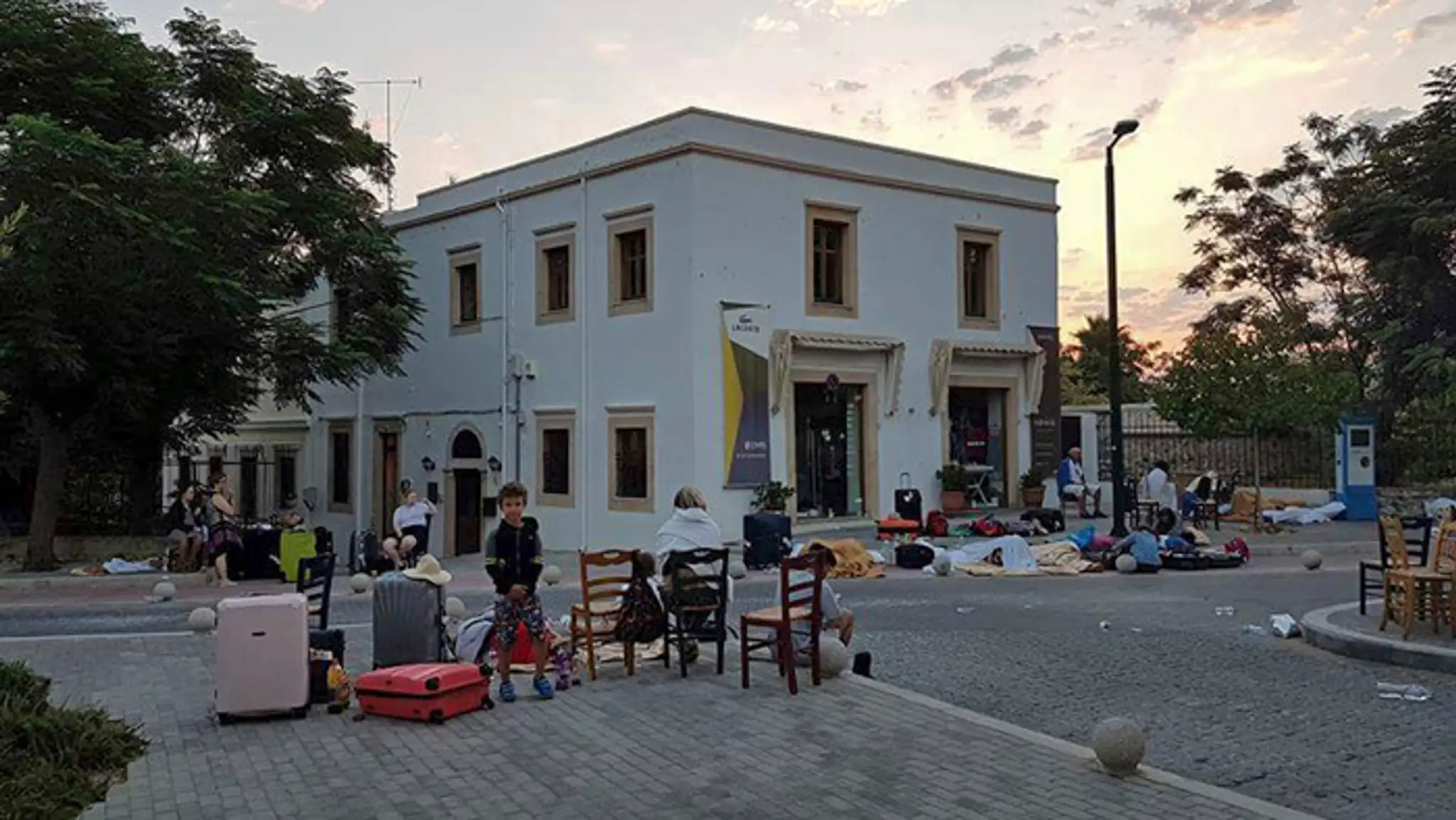 Rezidenti spia pred hotelom po zemestrasení na ostrove Kos.