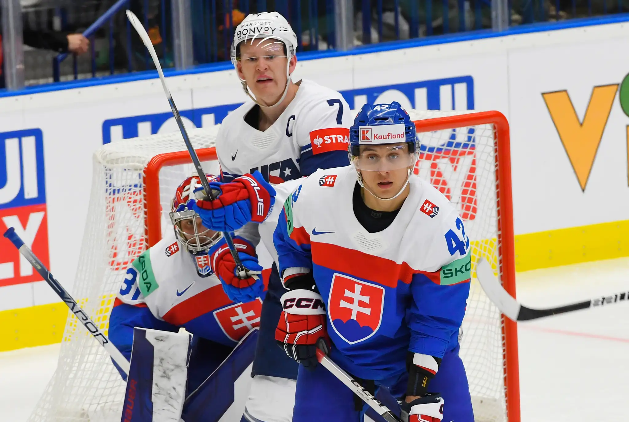 Zľava slovenský brankár Samuel Hlavaj, kapitán USA Brady Tkachuk a Martin Fehérváry počas zápasu na MS 2024.