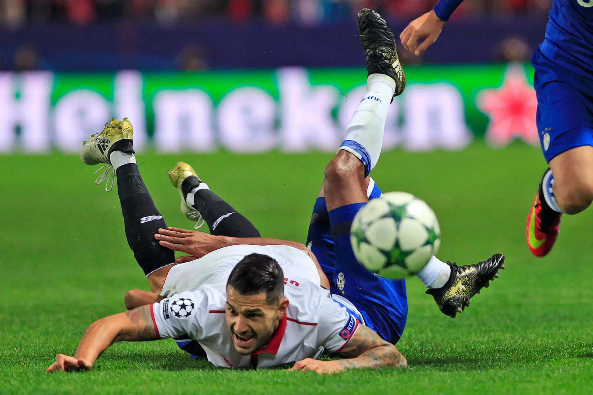 V drsnom zábere Vitolo zo Seville (vpredu) proti Juanovi Cuadradovi z Juventusu v dueli LM.