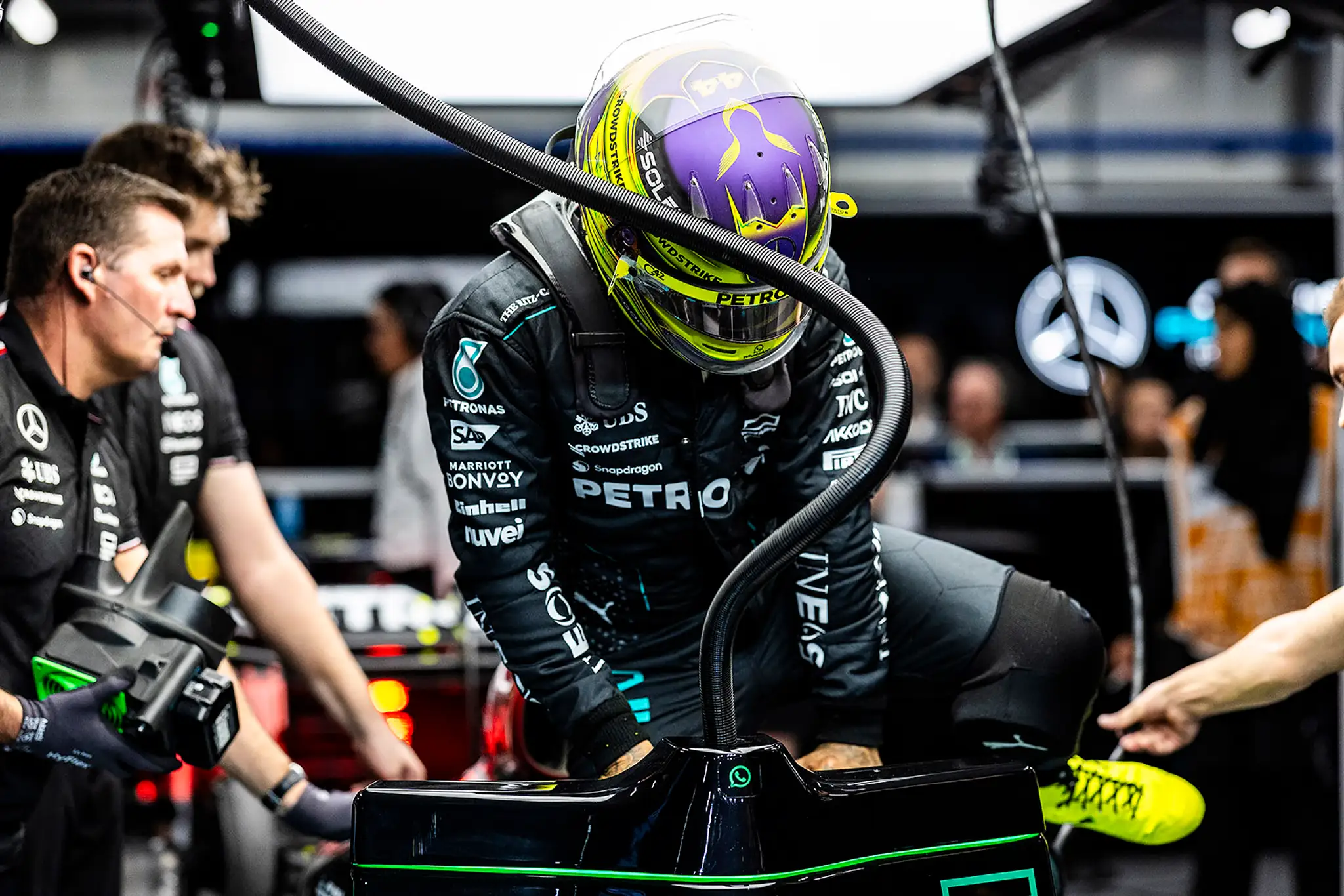 Lewis Hamilton nastupuje do svojho monopostu.
