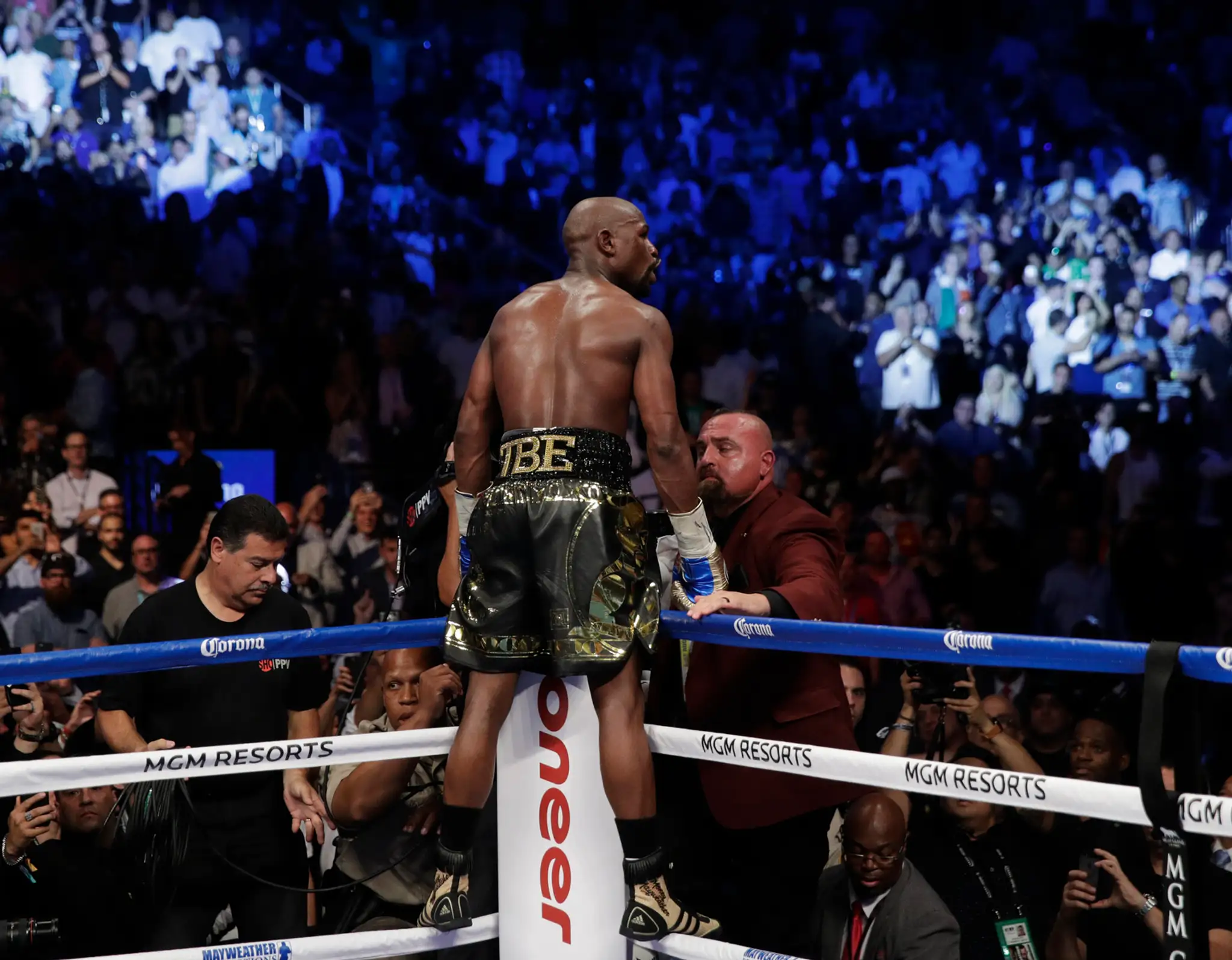 Víťaz Floyd Mayweather oslavuje triumf nad Conorom McGregorom.