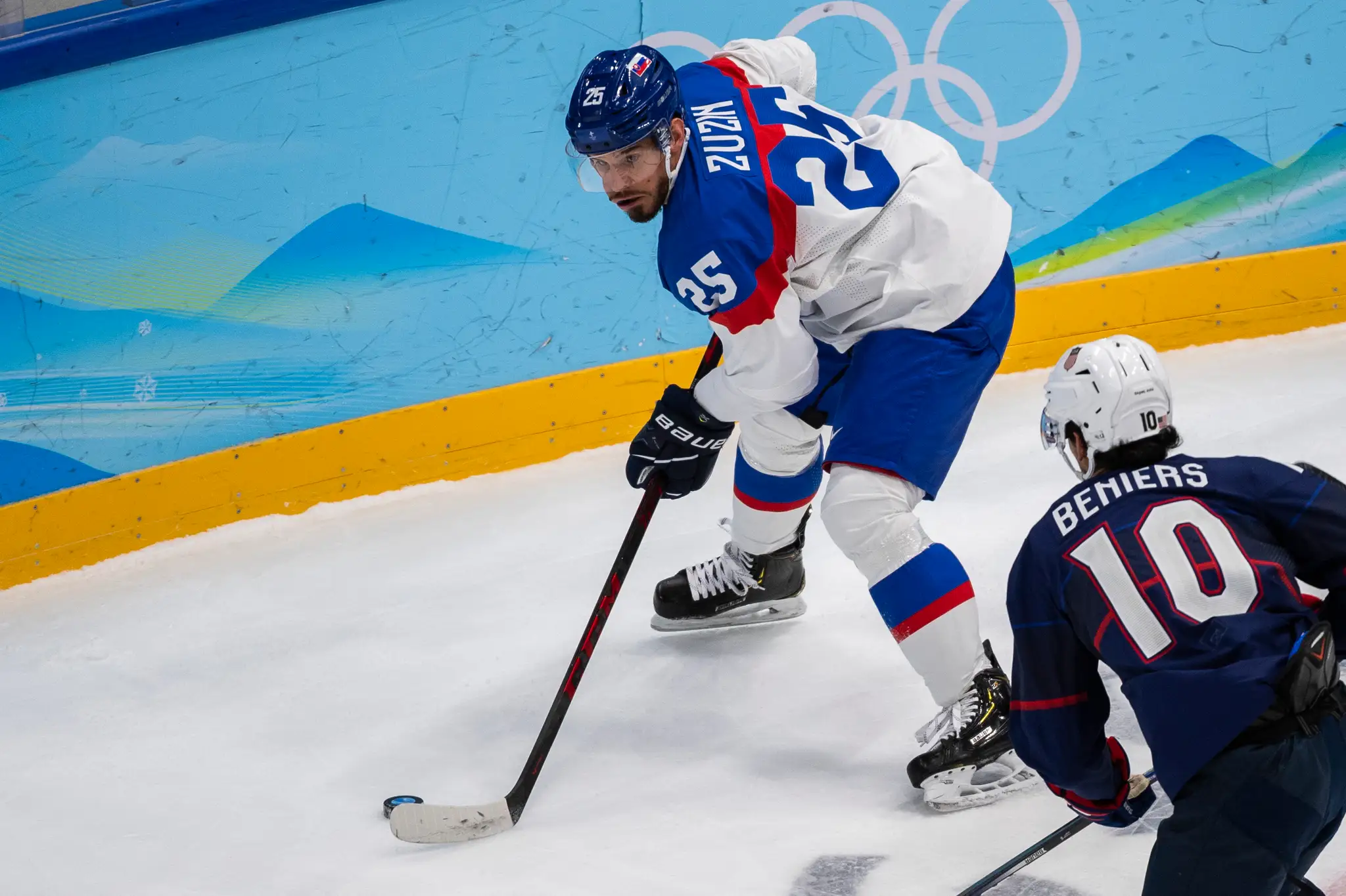 Zľava Peter Zuzin a hráč USA Matty Beniers vo štvrťfinále ZOH 2022.