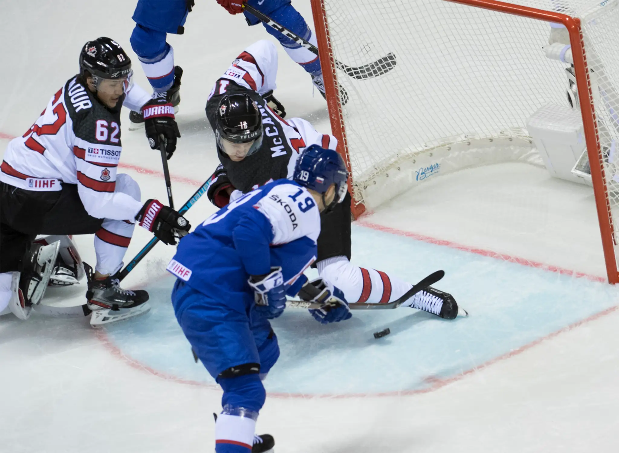 Kanaďan Pierre-Luc Dubois pred slovenskou bránou s Markom Čiliakom a Dávidom Bucom na MS 2019.