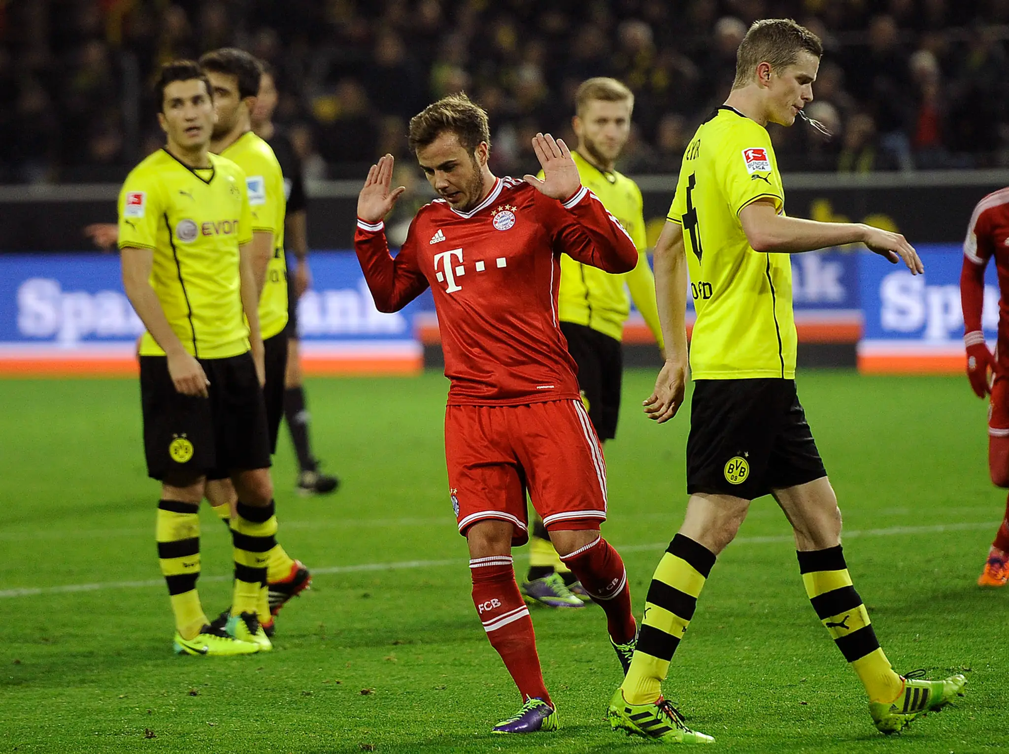 Mario Götze v obkolesení bývalých spoluhráčov