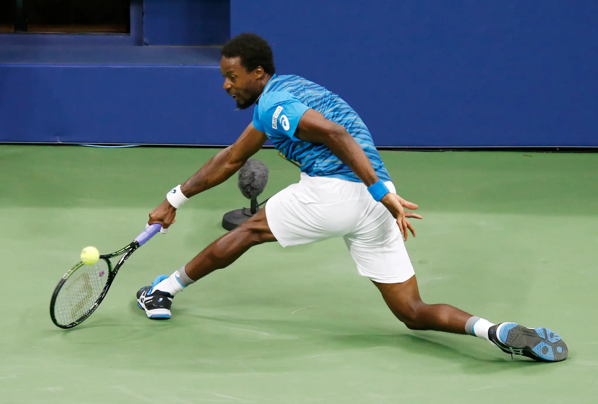 Francúz Gael Monfils odvracia loptičku počas štvrťfinále US Open proti svojmu krajanovi Lucasovi Pouillemu.