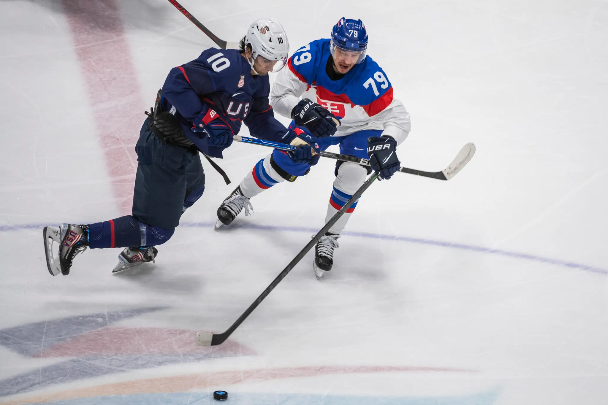 Zľava Američan Matty Beniers a Libor Hudáček vo štvrťfinále ZOH 2022.