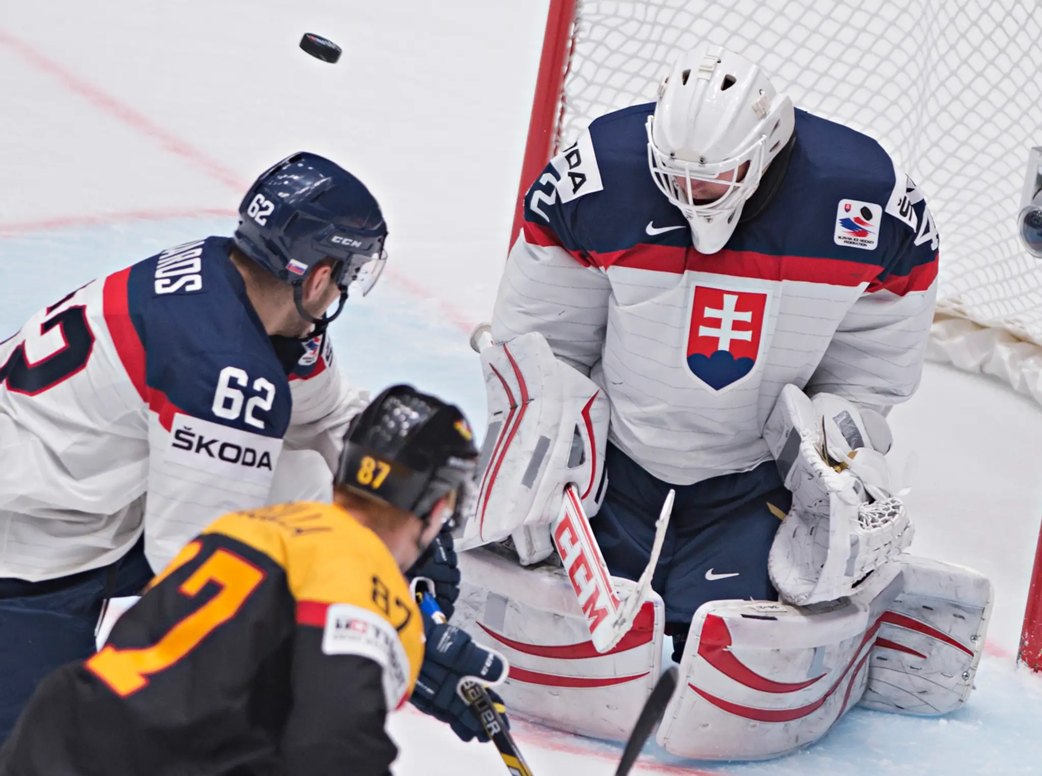Branislav Konrád kryje strelu Philipa Gogullu v zápase Slovensko - Nemecko.