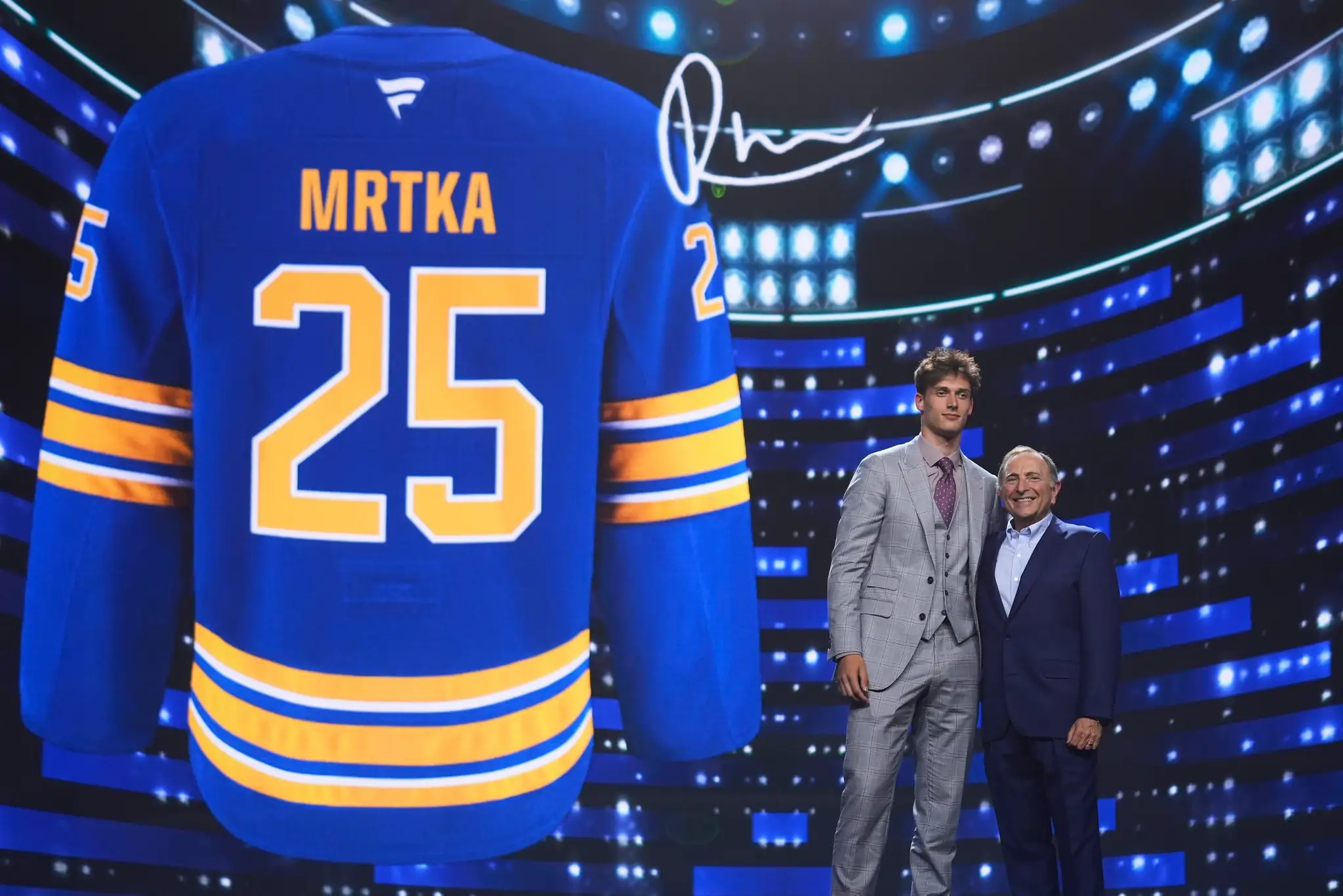 Sprava komisár NHL Gary Bettman a český obranca Radim Mrtka, deviatka NHL draftu 2025.