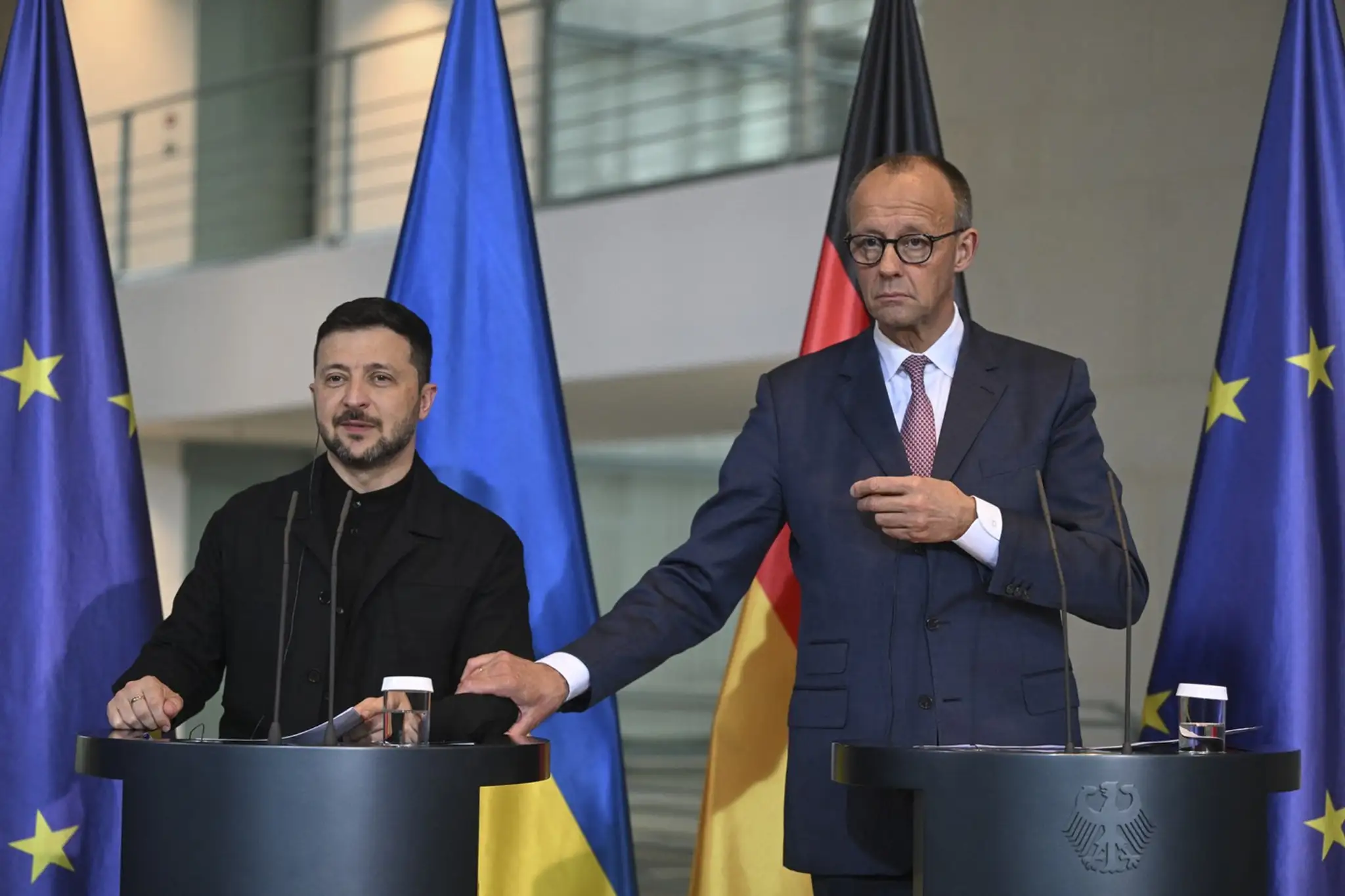 Ukrajinský prezident Volodymyr Zelenskyj (vľavo) a nemecký kancelár Friedrich Merz (vpravo) na spoločnej tlačovej konferencii v Berlíne.