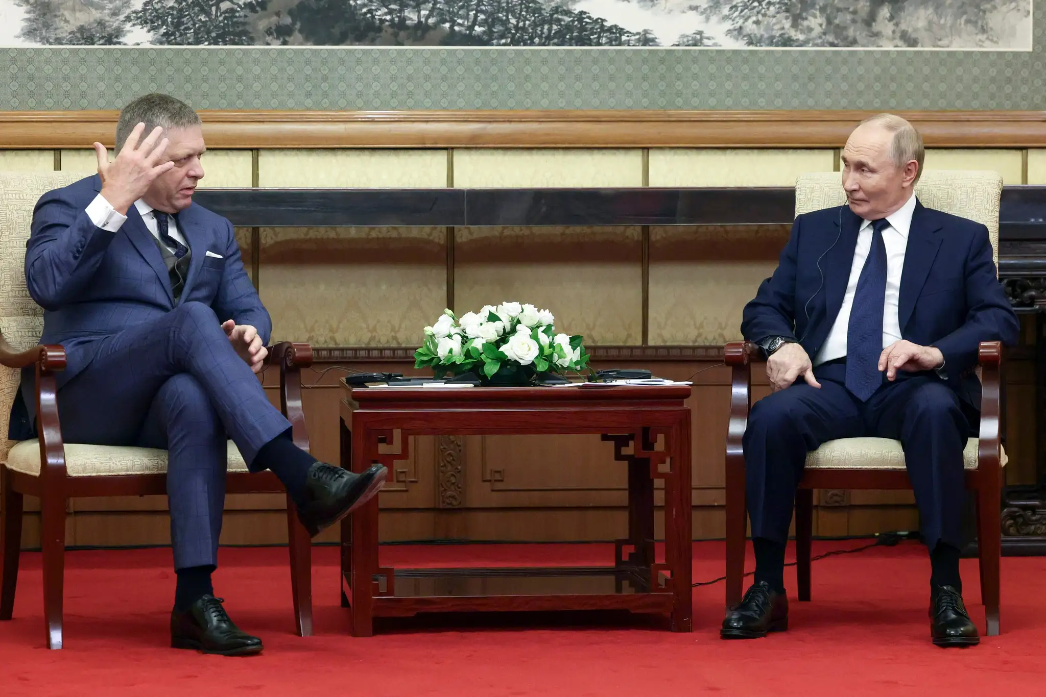FOTO: Robert Fico sa stretol s Vladimirom Putinom. Ruský prezident vyzdvihol zahraničnú politiku SR