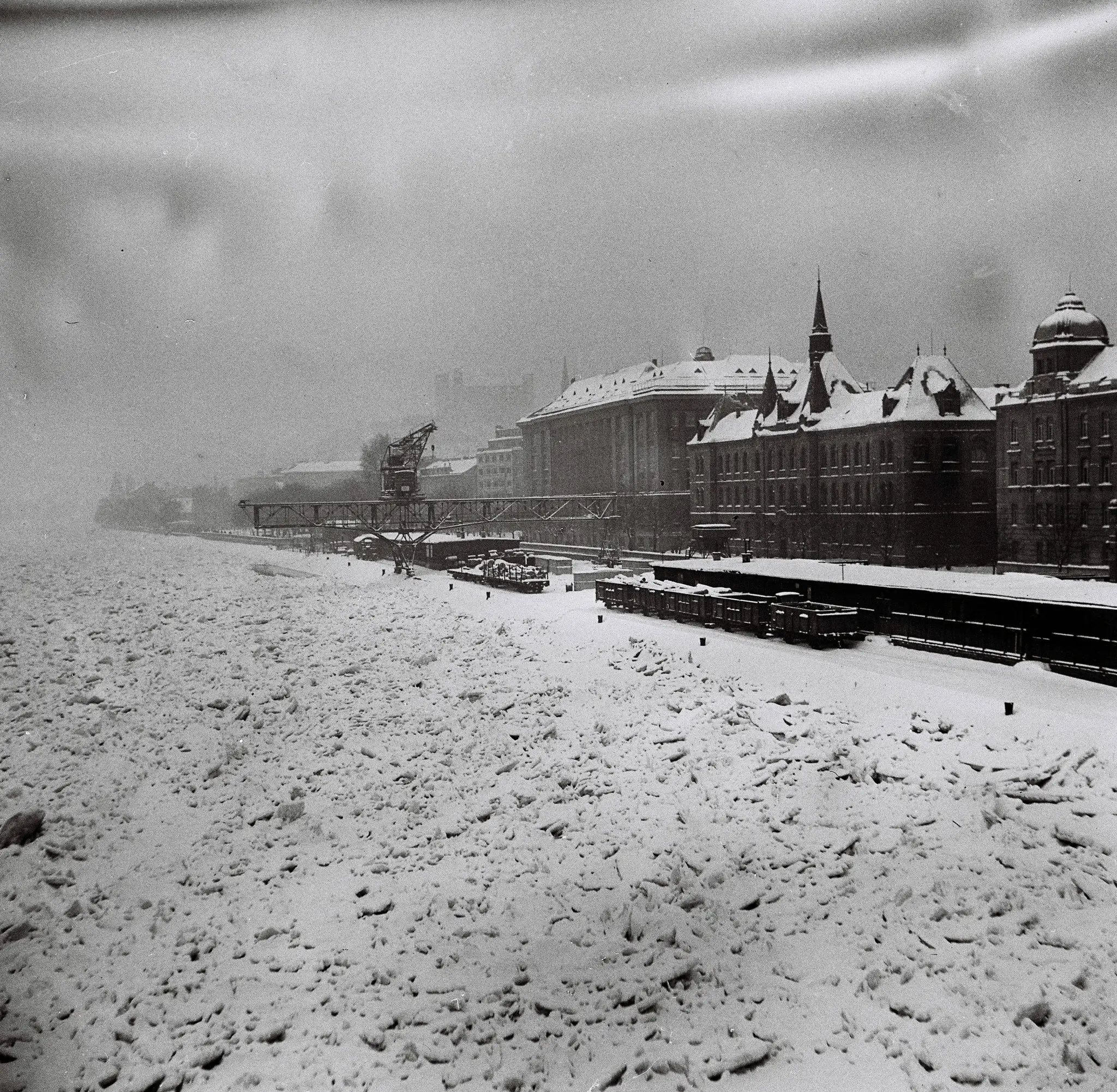 Zamrznutý Dunaj v Bratislave počas zimy v roku 1956.