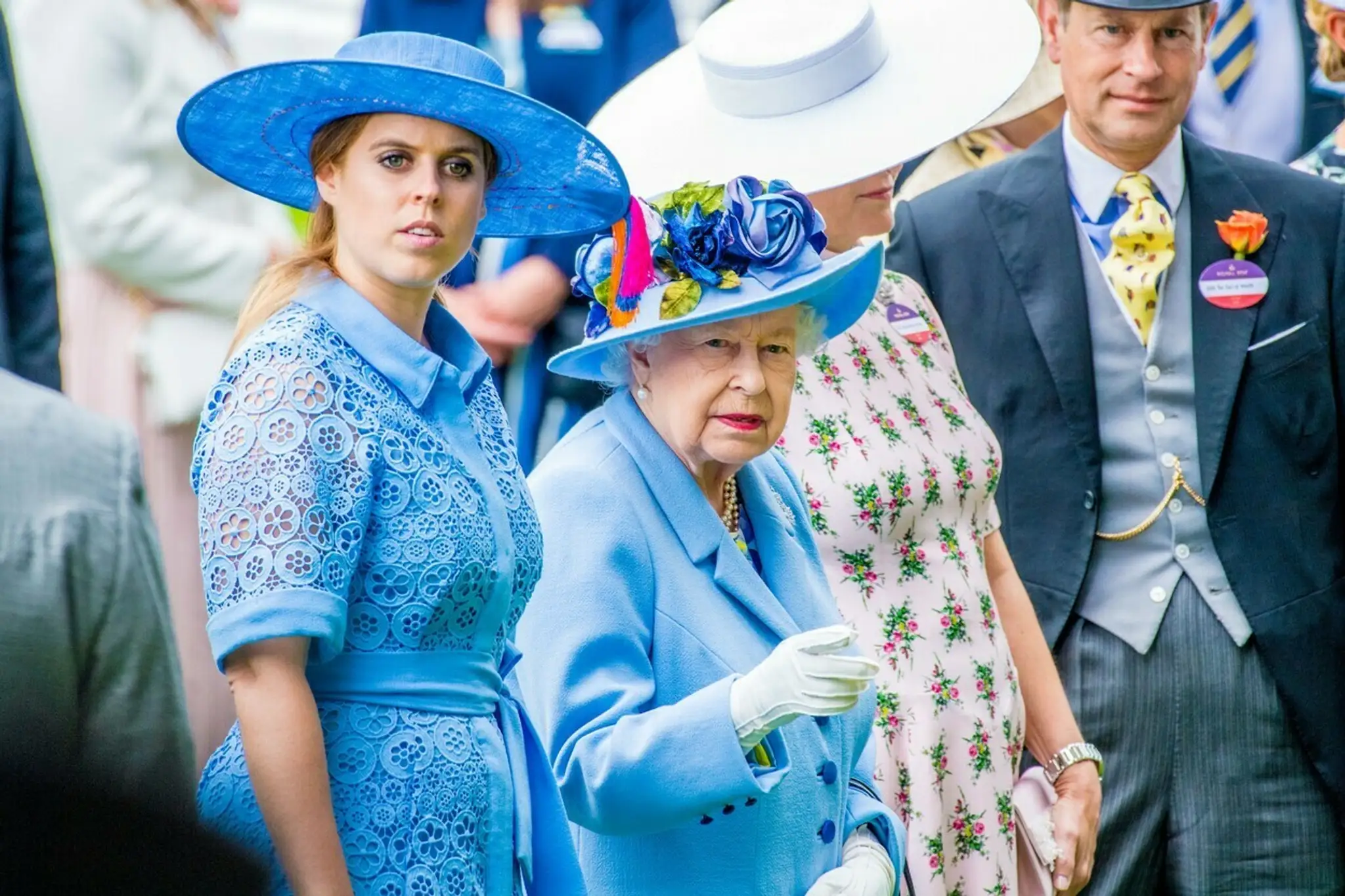 Na snímke princezná Beatrice a kráľovná Alžbeta II.