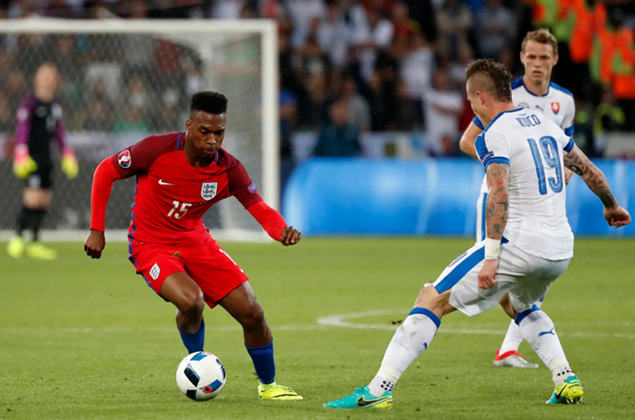 Vľavo Daniel Sturridge spracuváva loptu proti Jurajovi Kuckovi, v pozadí Ondrej Duda.