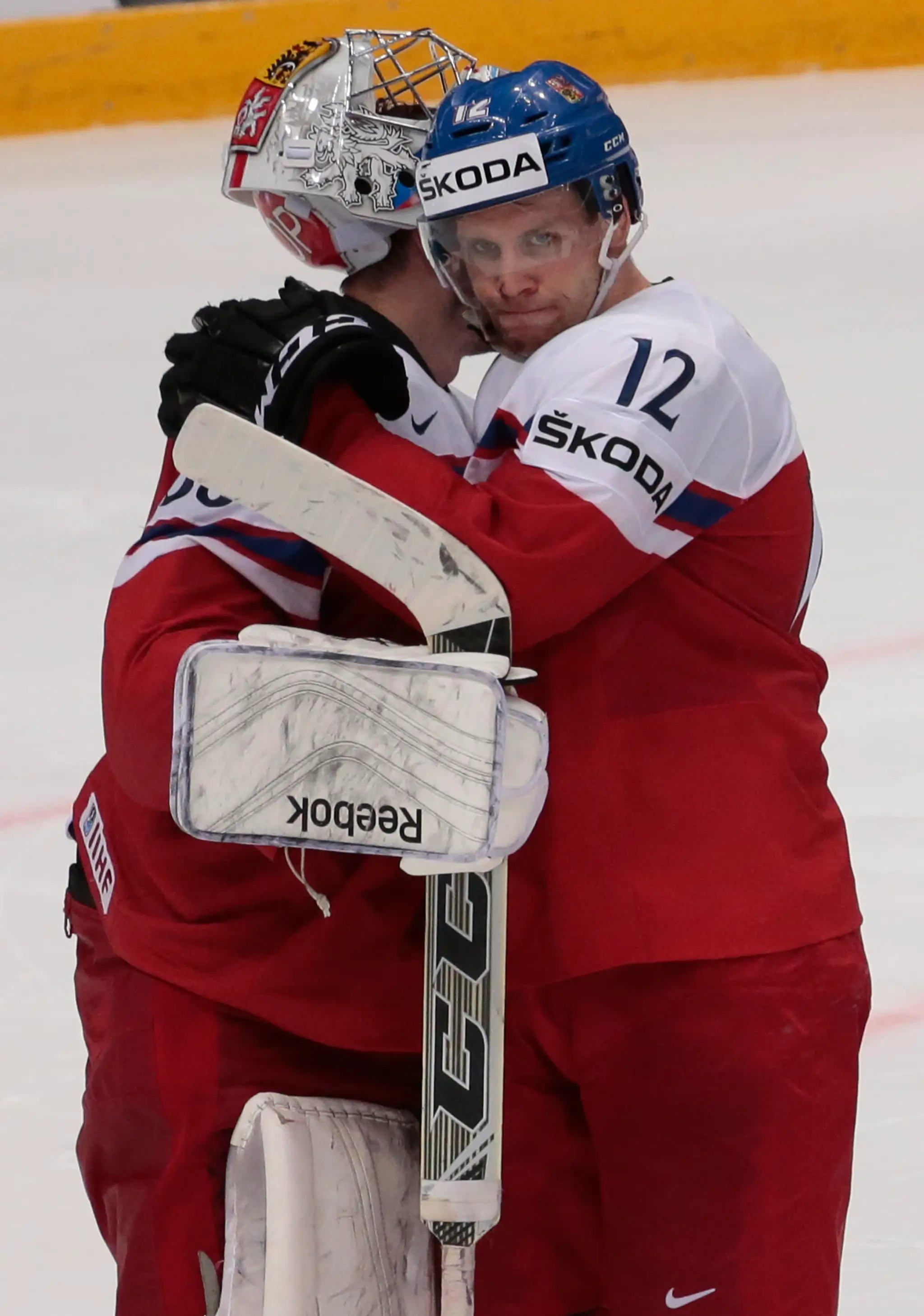 Osemnásťročný americký hokejista Auston Matthews strieľa víťazný gól za chrbát českého brankára Dominika Furcha v nájazdových ro
