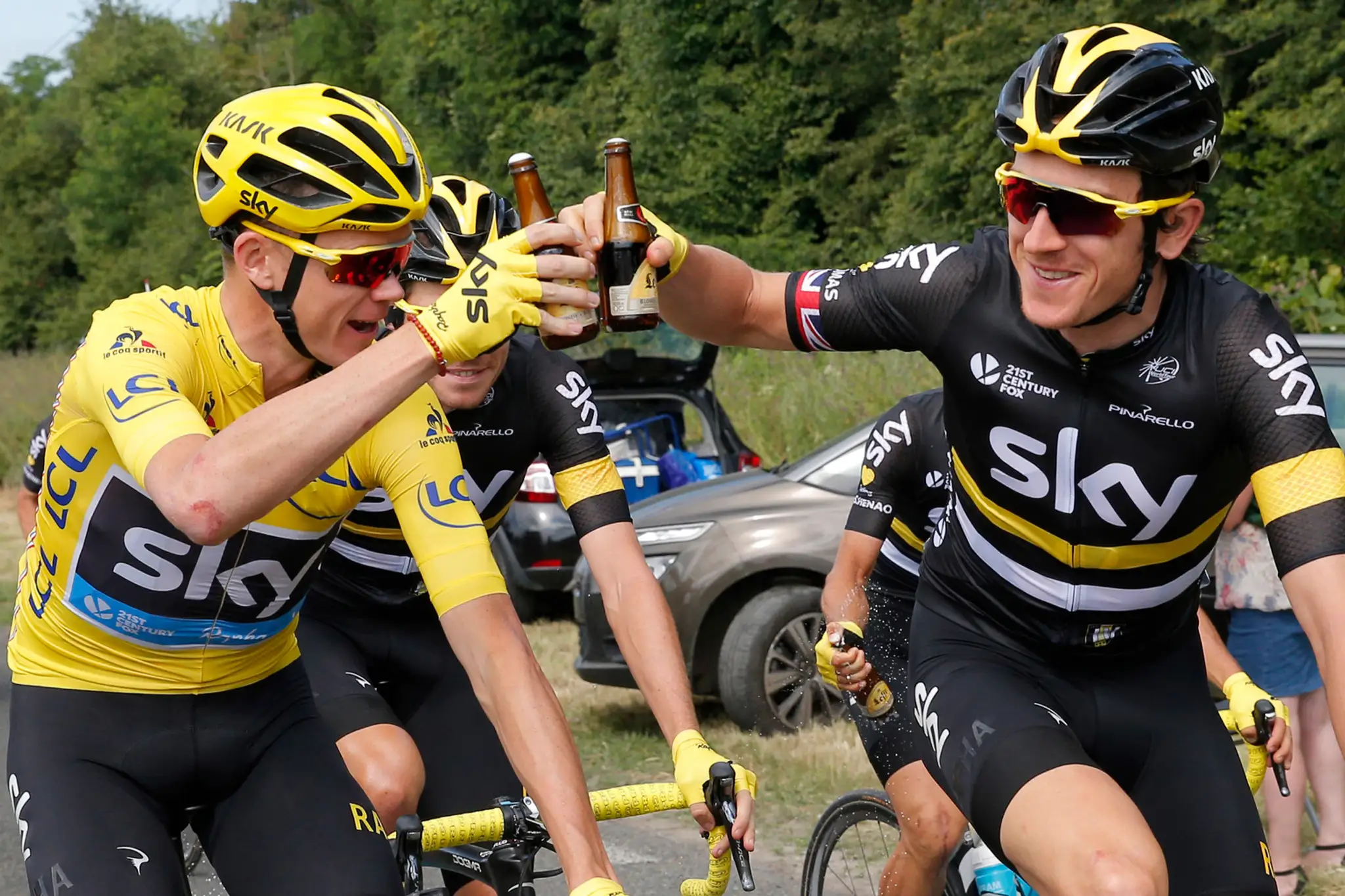 Geraint Thomas pripíja na víťazstvo tímového kolegu Chrisa Frooma.