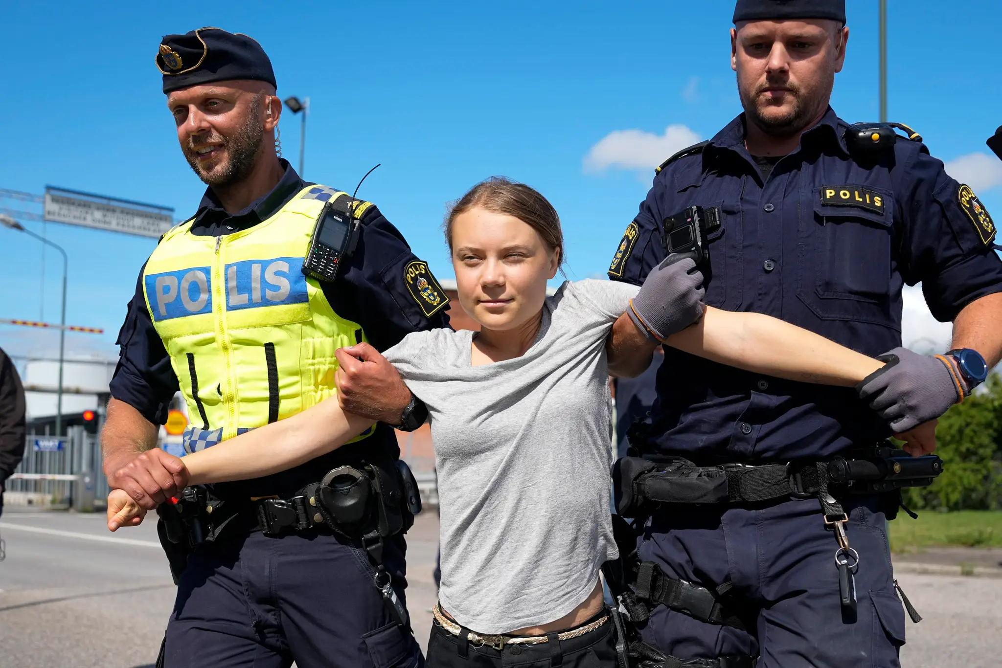 Gretu Thunbergovú odnáša polícia po tom, ako blokovala cestu.