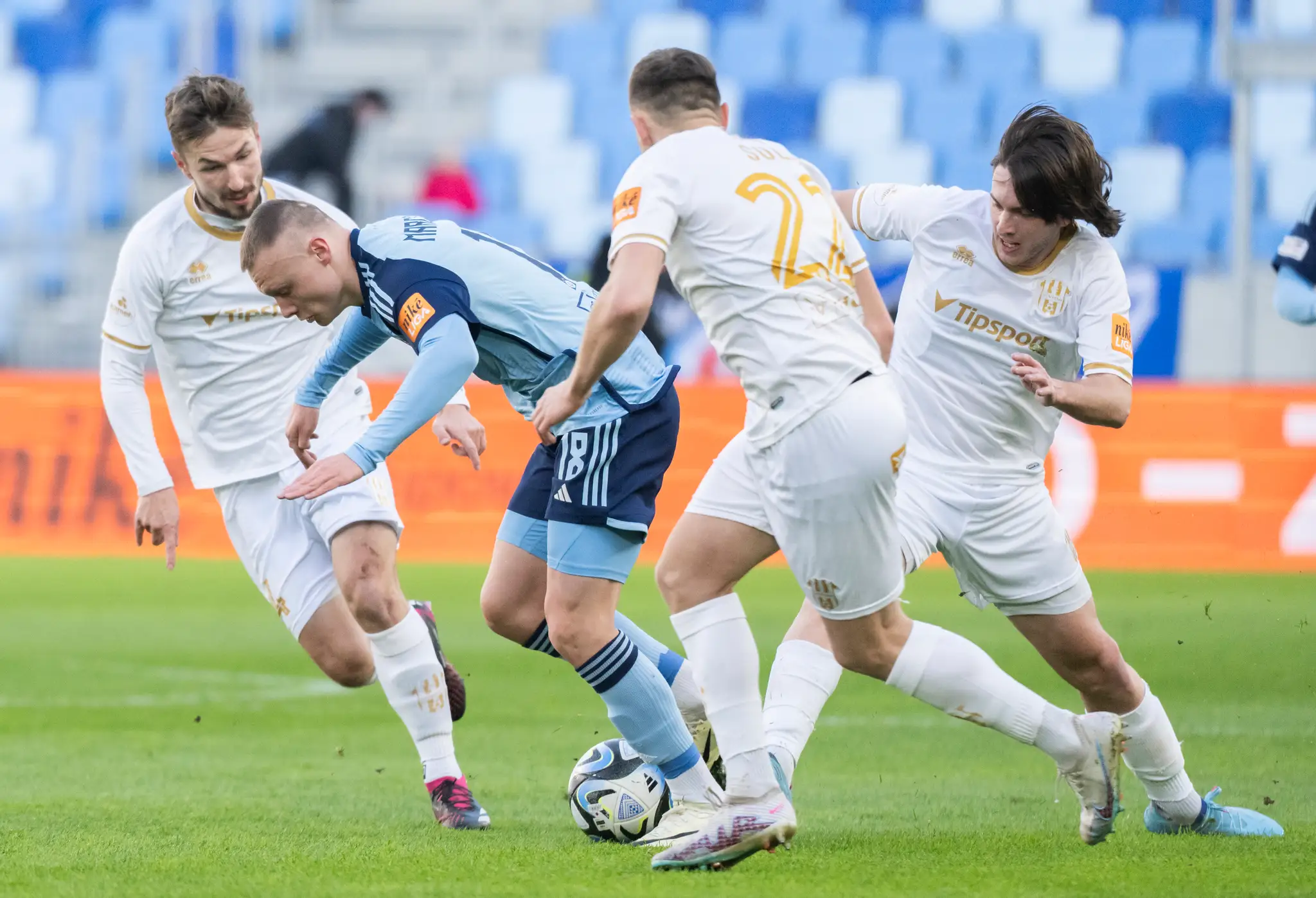 Uprostred Nino Marcelli (Slovan), zľava Denis Duga, Samuel Suľa a Adrija Balič (Zl. Moravce) v 20. kole Niké ligy.