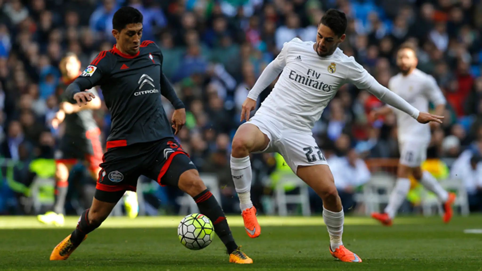 Vpravo hráč Realu Francisco Roman “Isco” a Pablo Hernandez (Celta Vigo) vo vzájomnom súboji La Ligy.