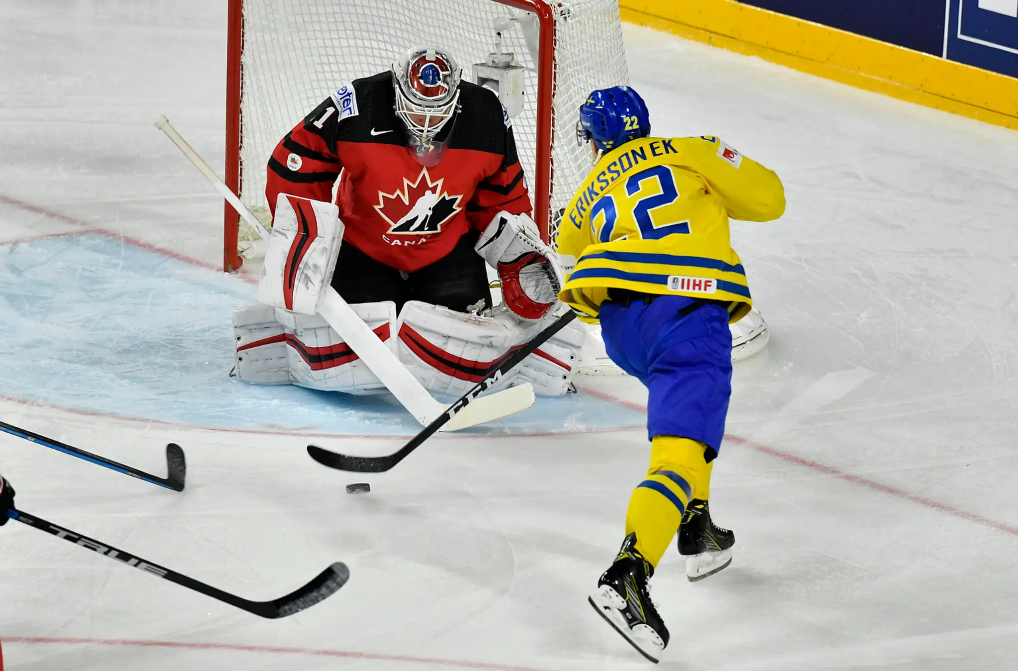 Kanadský brankár Calvin Pickard blokuje strelu Švéda Joela Erikssona.