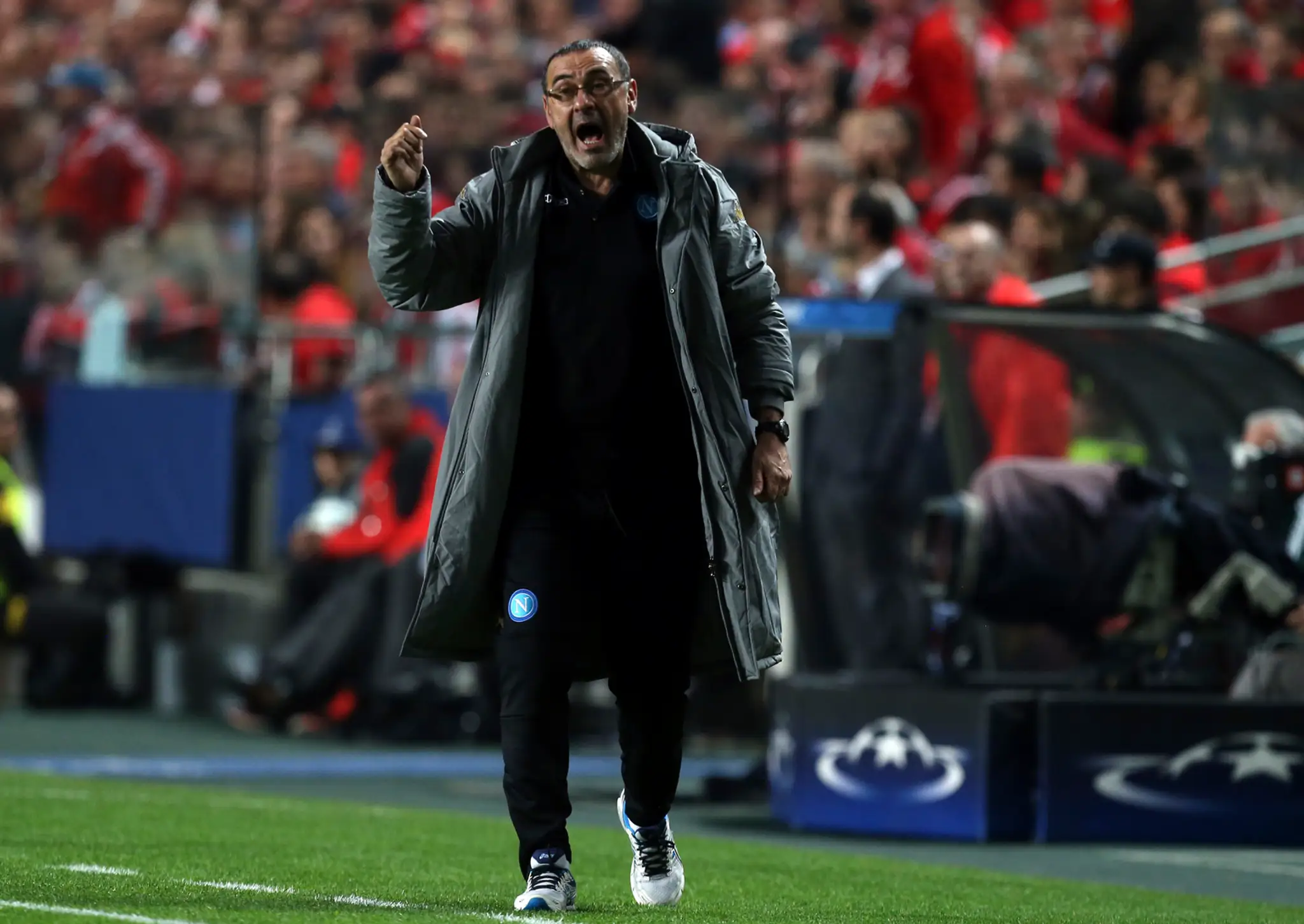 Kouč Neapola Maurizio Sarri dáva pokyny svojim zverencom v dueli LM na pôde Benficy Lisabon.
