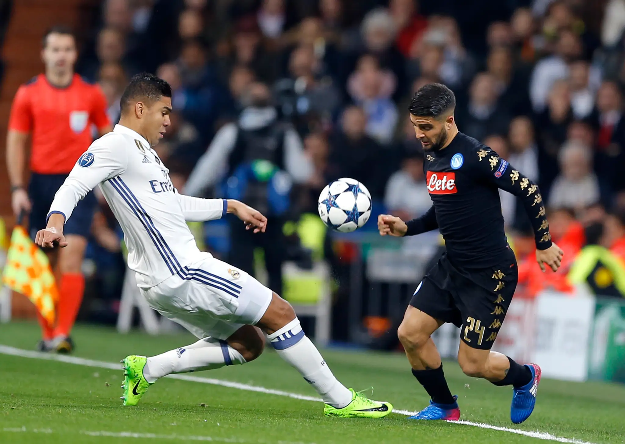 Casemiro (vľavo) z Realu bojuje o loptu s Lorenzom Insignem z Neapolu v zápase osemfinále LM.