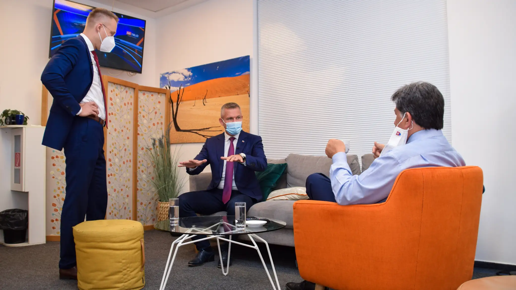 Peter Pellegrini a Ján Budaj pred nakrúcaním.