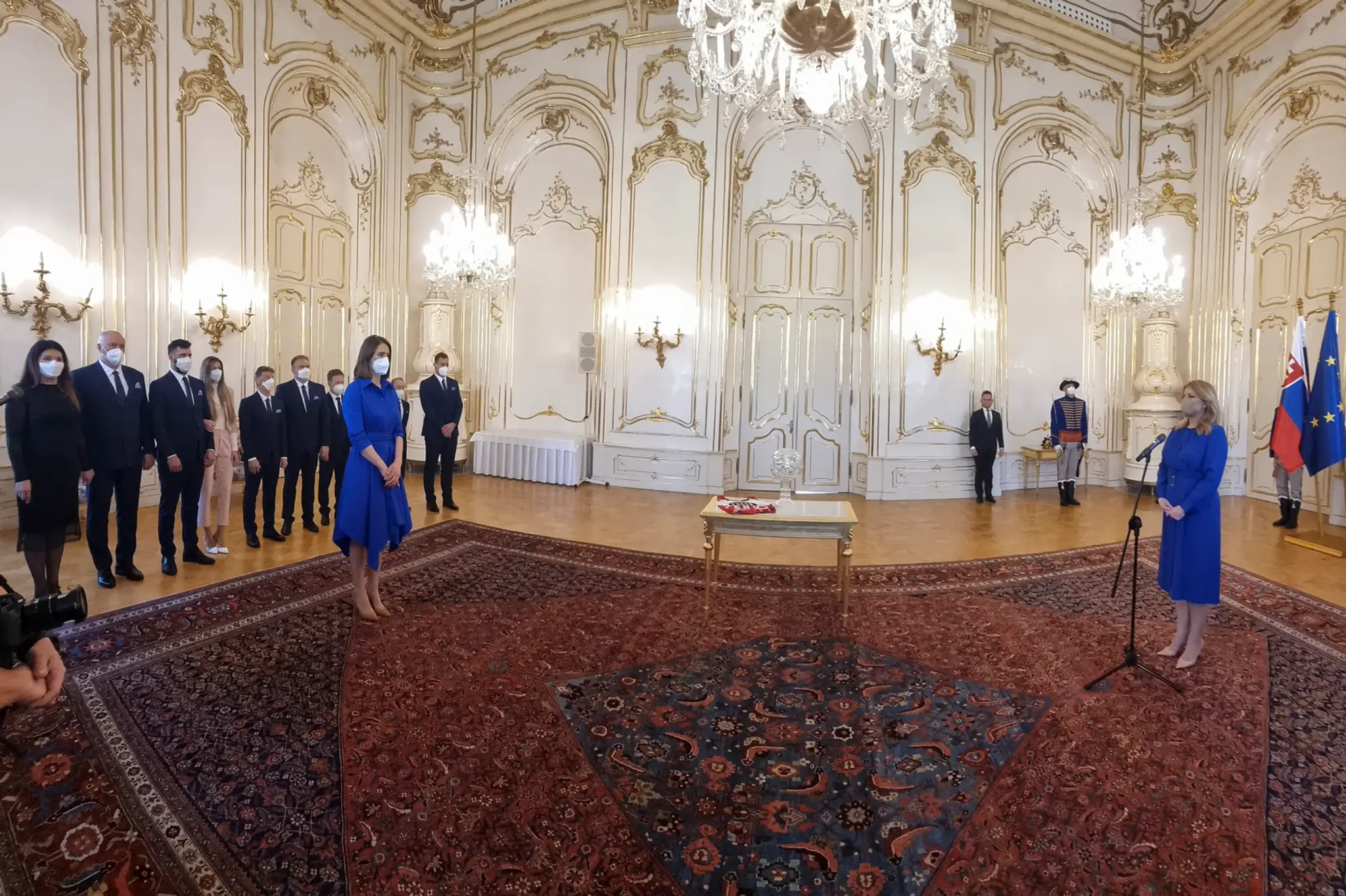 Na snímke vpravo prezidentka SR Zuzana Čaputová a vľavo Petra Vlhová.