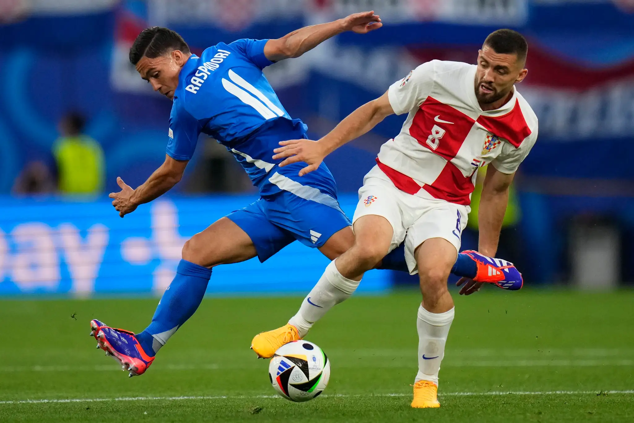 Zľava Talian Giacomo Raspadori a Chorvát Mateo Kovačič v zápase na ME 2024.
