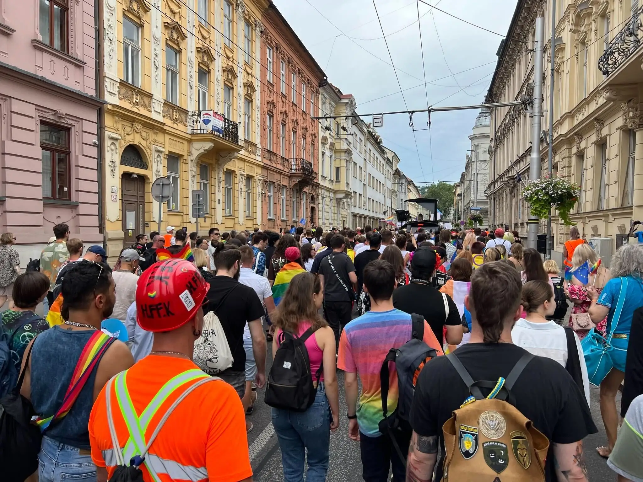 Dúhový Pride v uliciach Bratislavy.