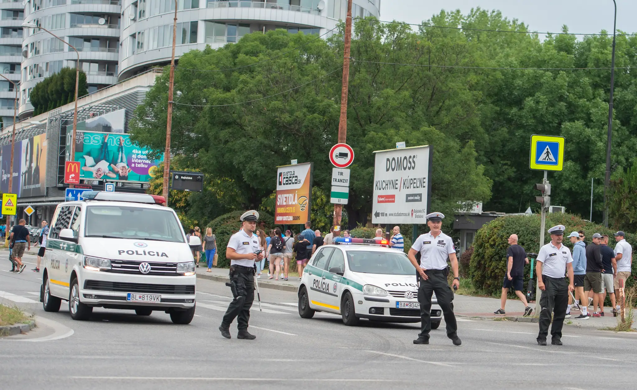 Hliadkujúci policajti