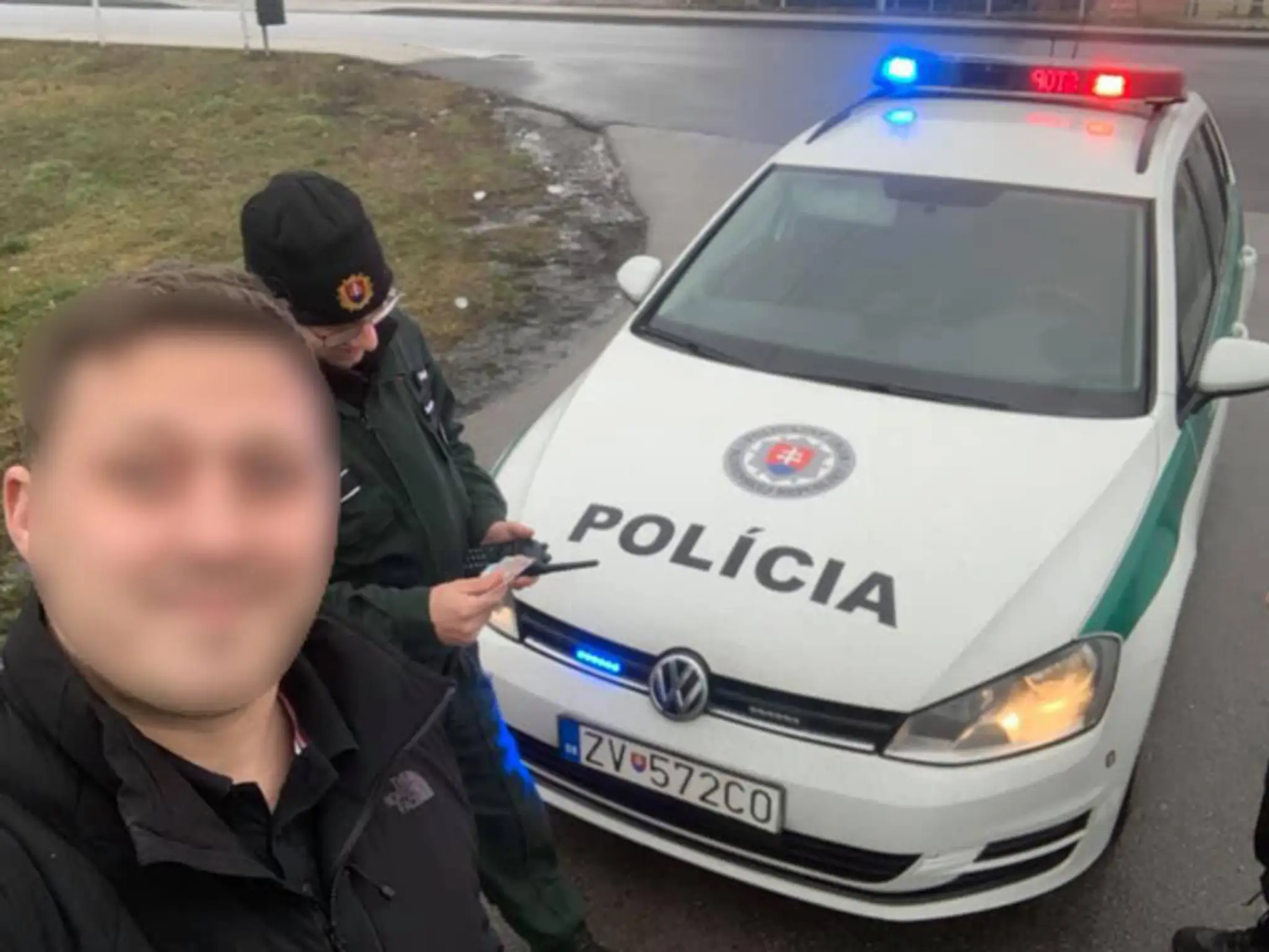 Muž, ktorý si vo Zvolene robil selfie po tom, ako ho zastavila hliadka.
