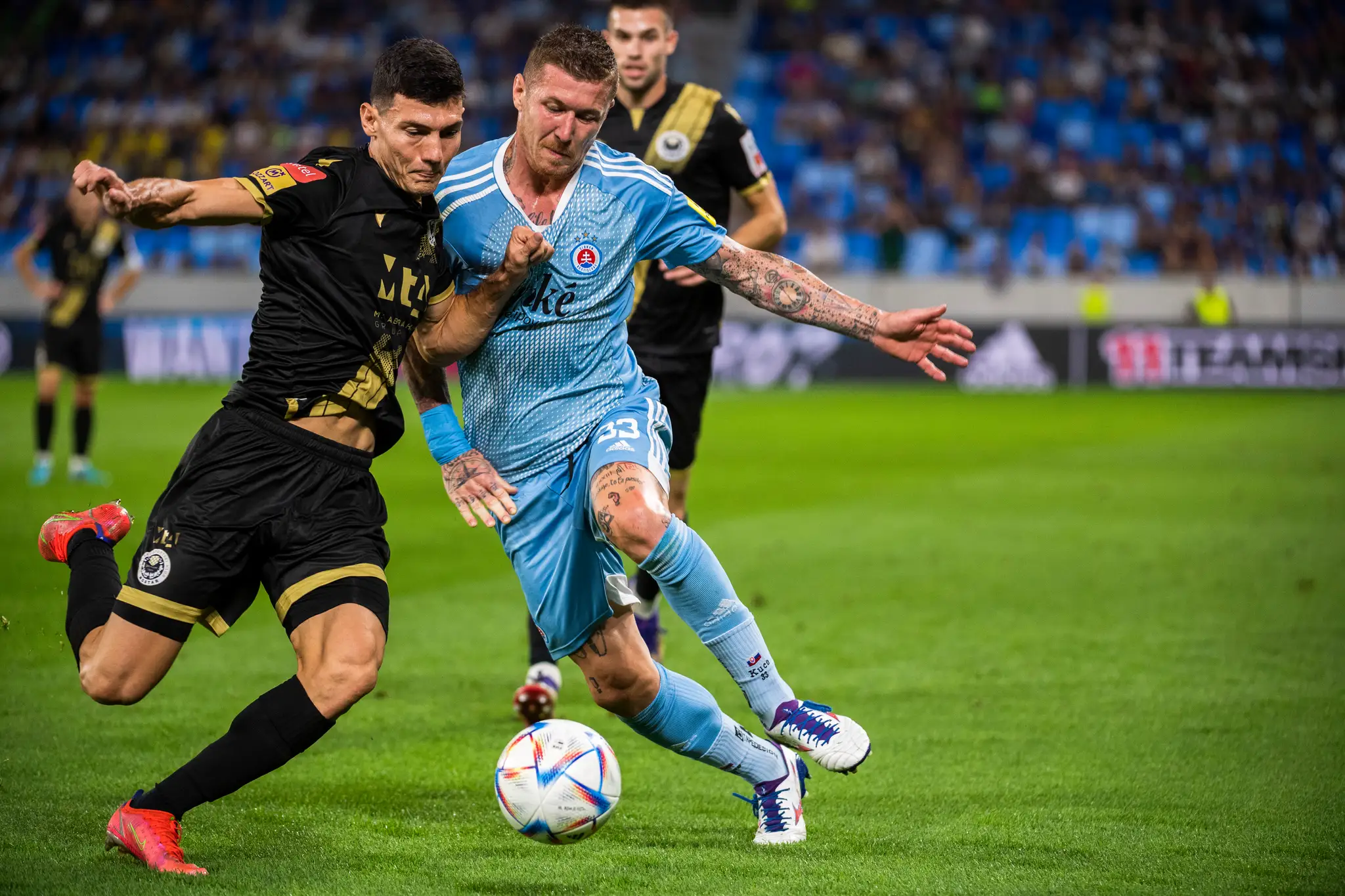 Zľava Josip Čorluka (Mostar) a Juraj Kucka (Slovan) v odvete play off Európskej konferenčnej ligy.