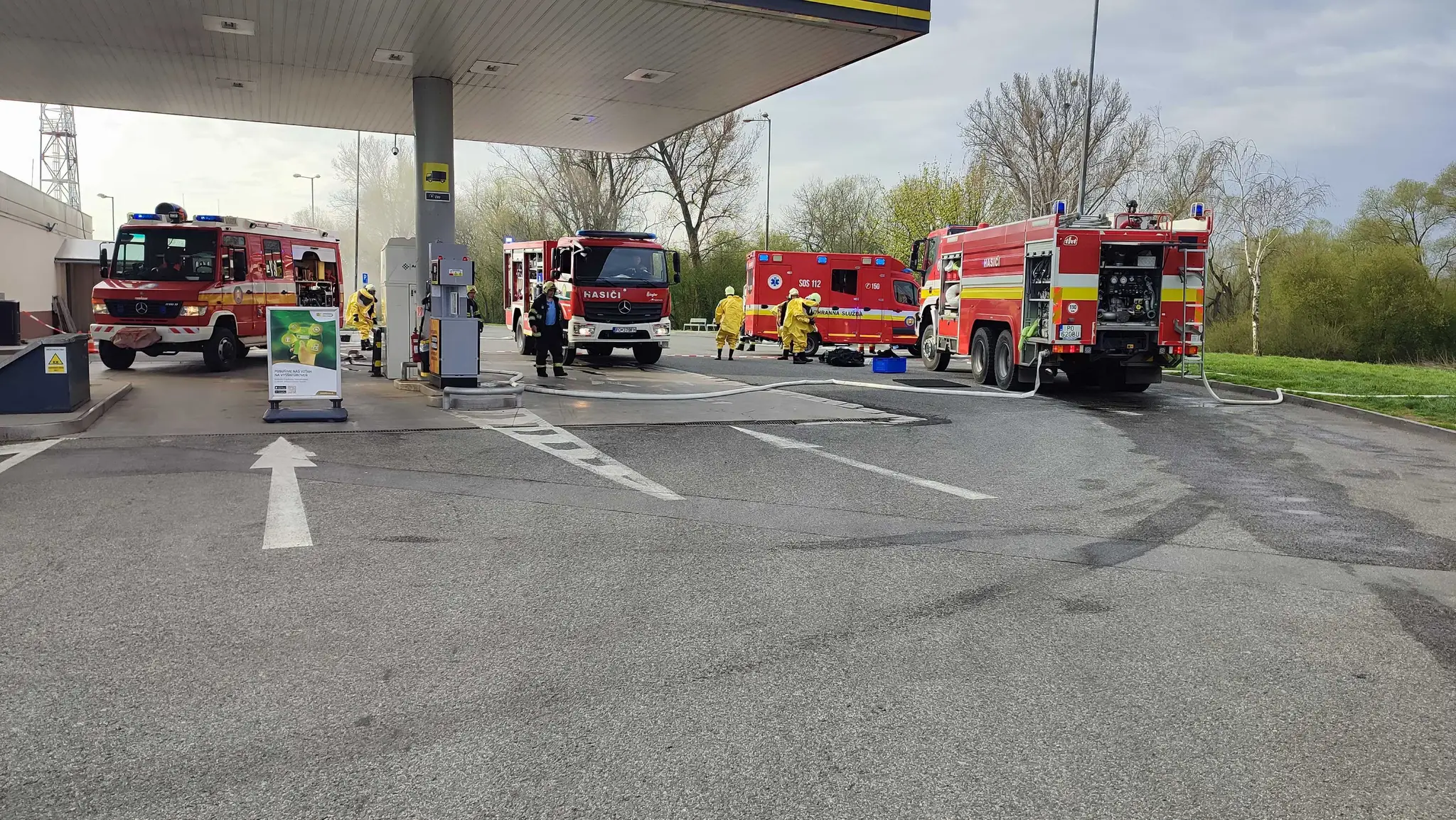 K úniku z cisterny došlo pri čerpacej stanici.
